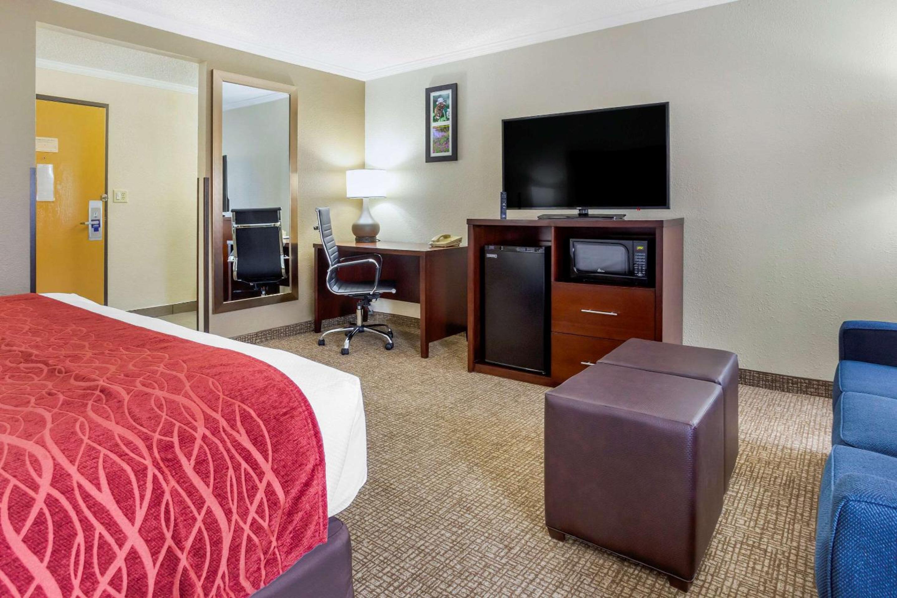 King Suite - Non-Smoking - Photo 2