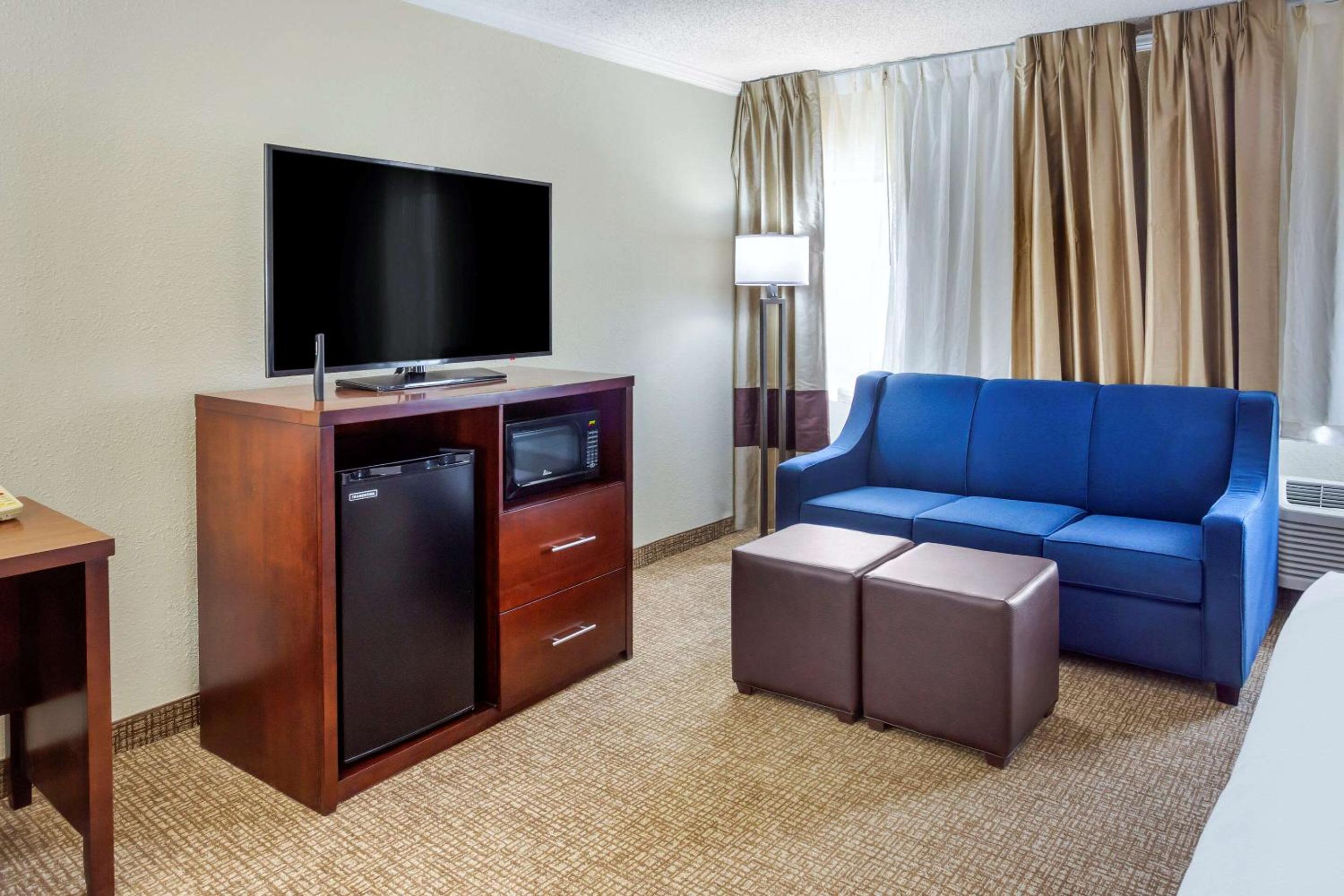 King Suite - Non-Smoking - Photo 7