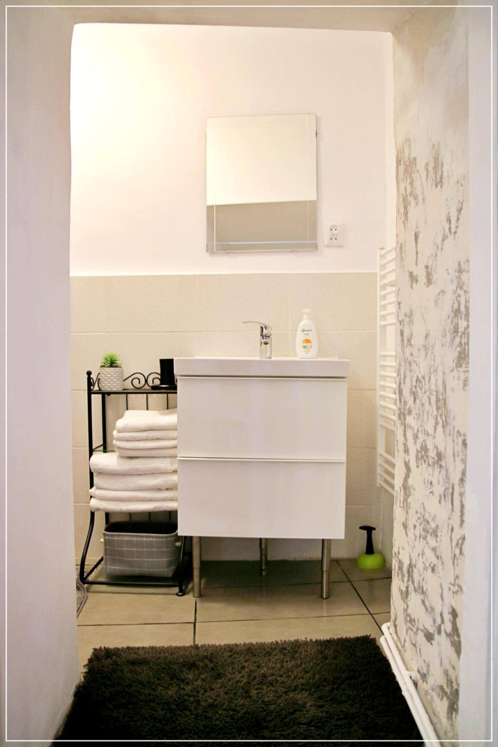 Studio Apartment - Photo 33