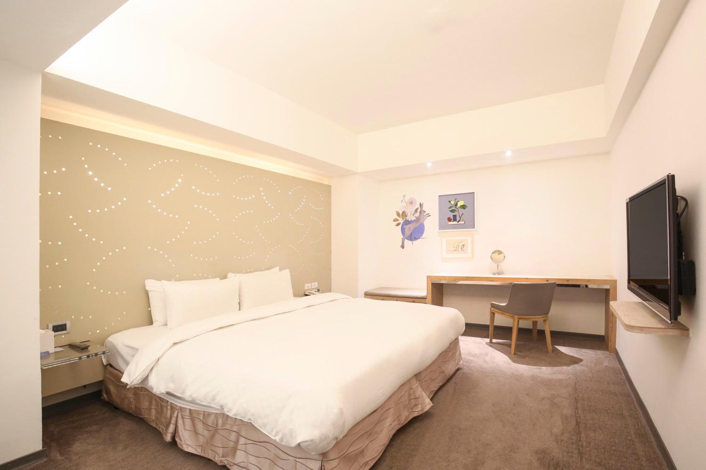 Deluxe King Room - No Window - Photo 1