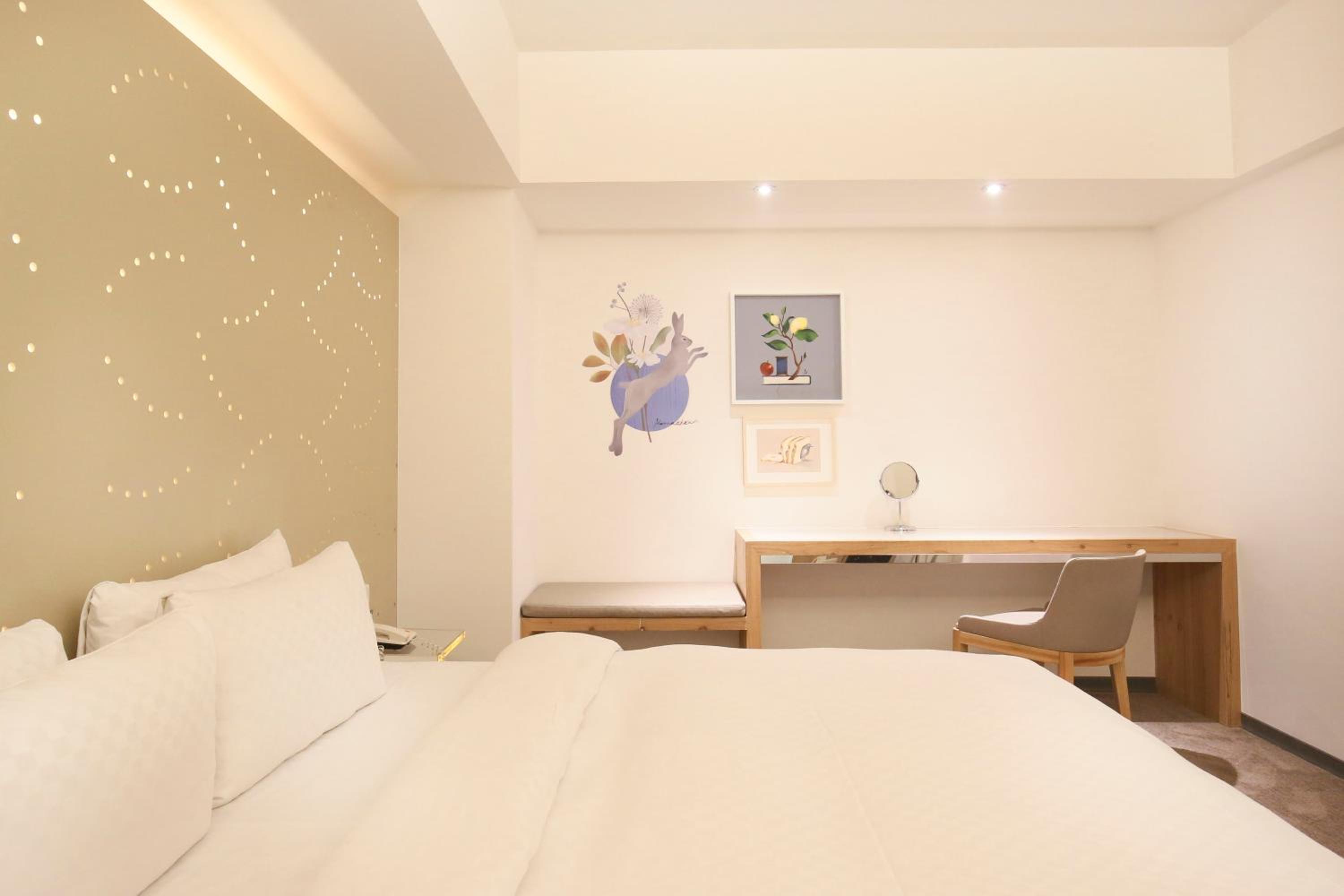 Deluxe King Room - No Window - Photo 2