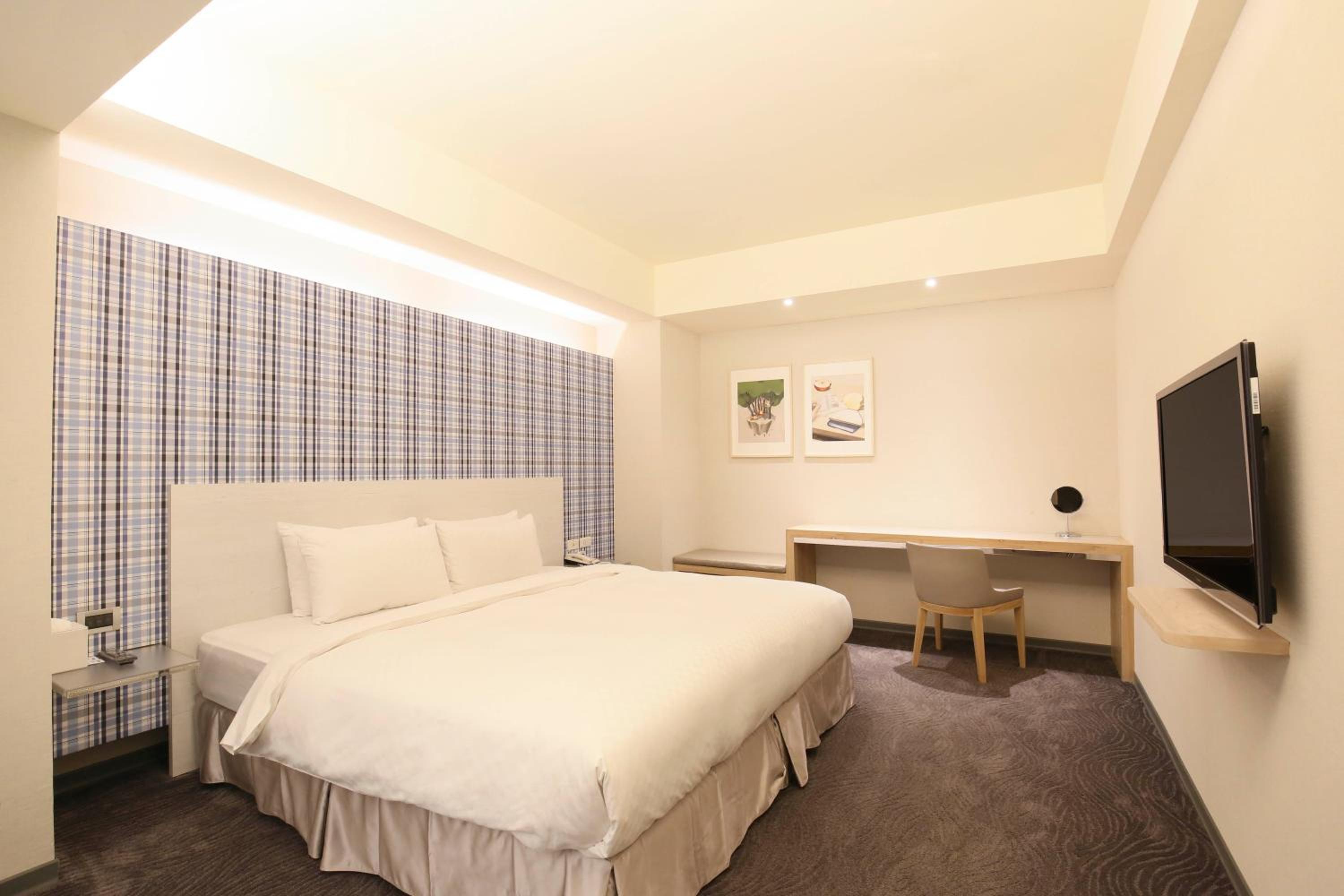 Deluxe King Room - No Window - Photo 3