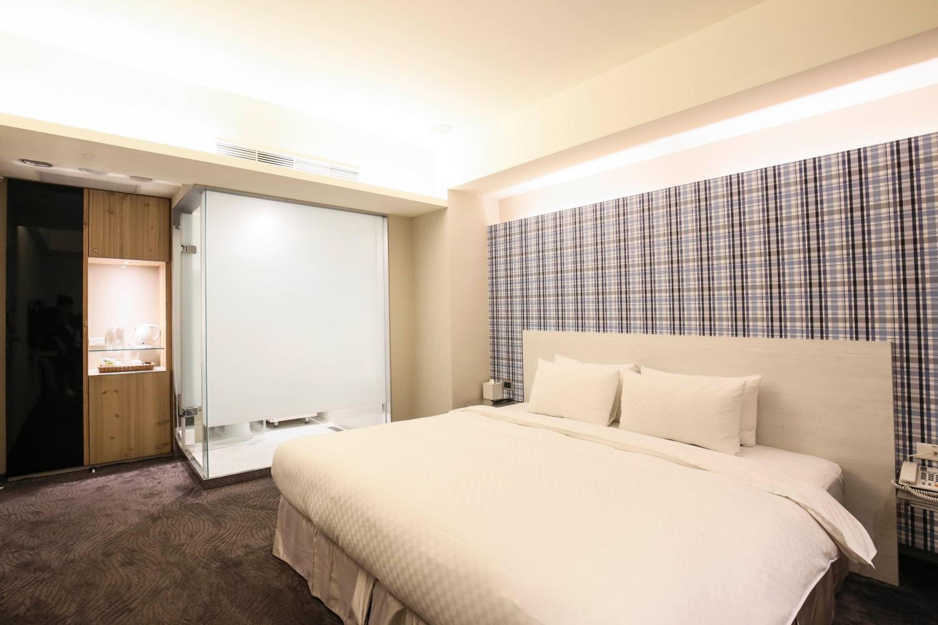 Deluxe King Room - No Window - Photo 4