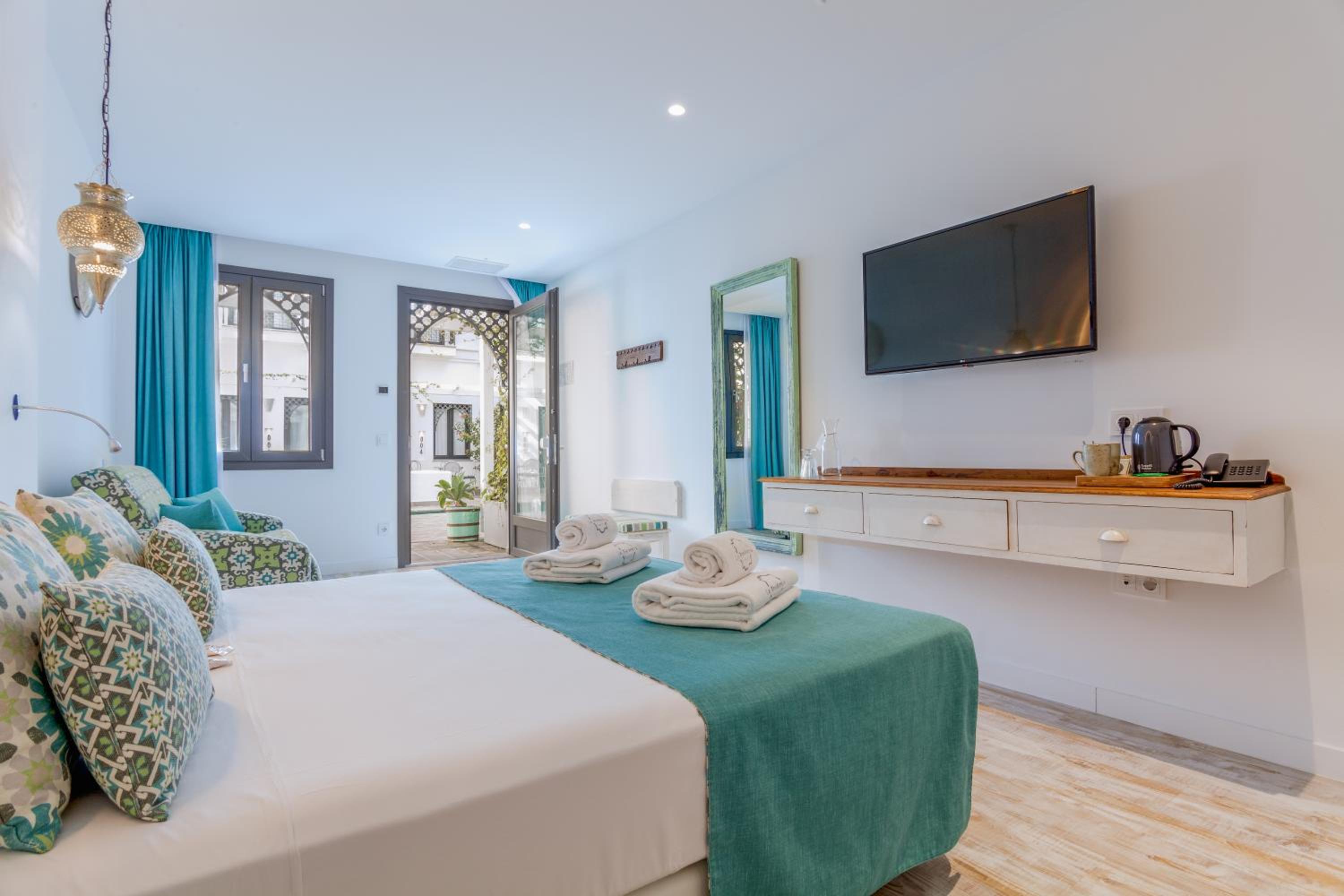 Habitación con terraza con vista al patio