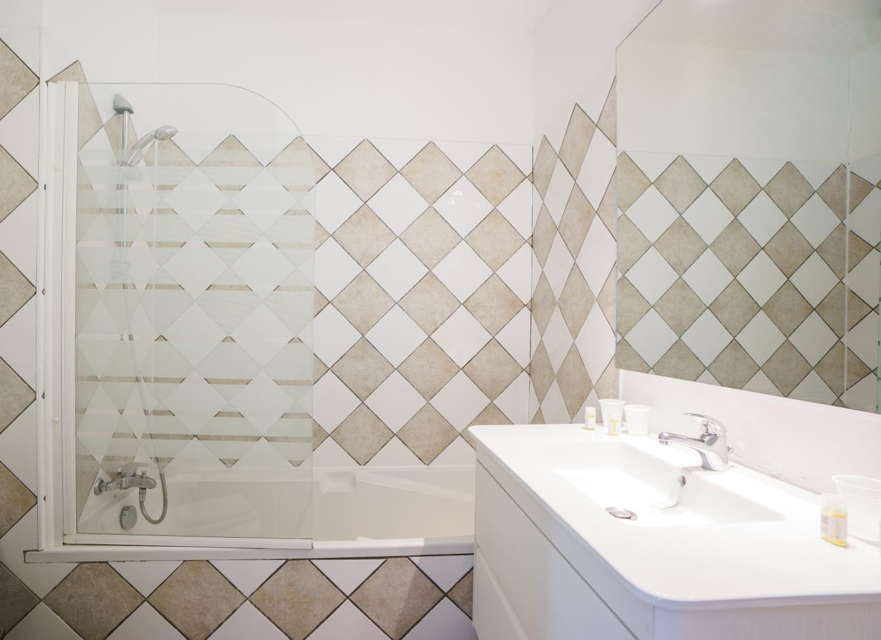 One-Bedroom Apartment (2-4 people) - Photo 23