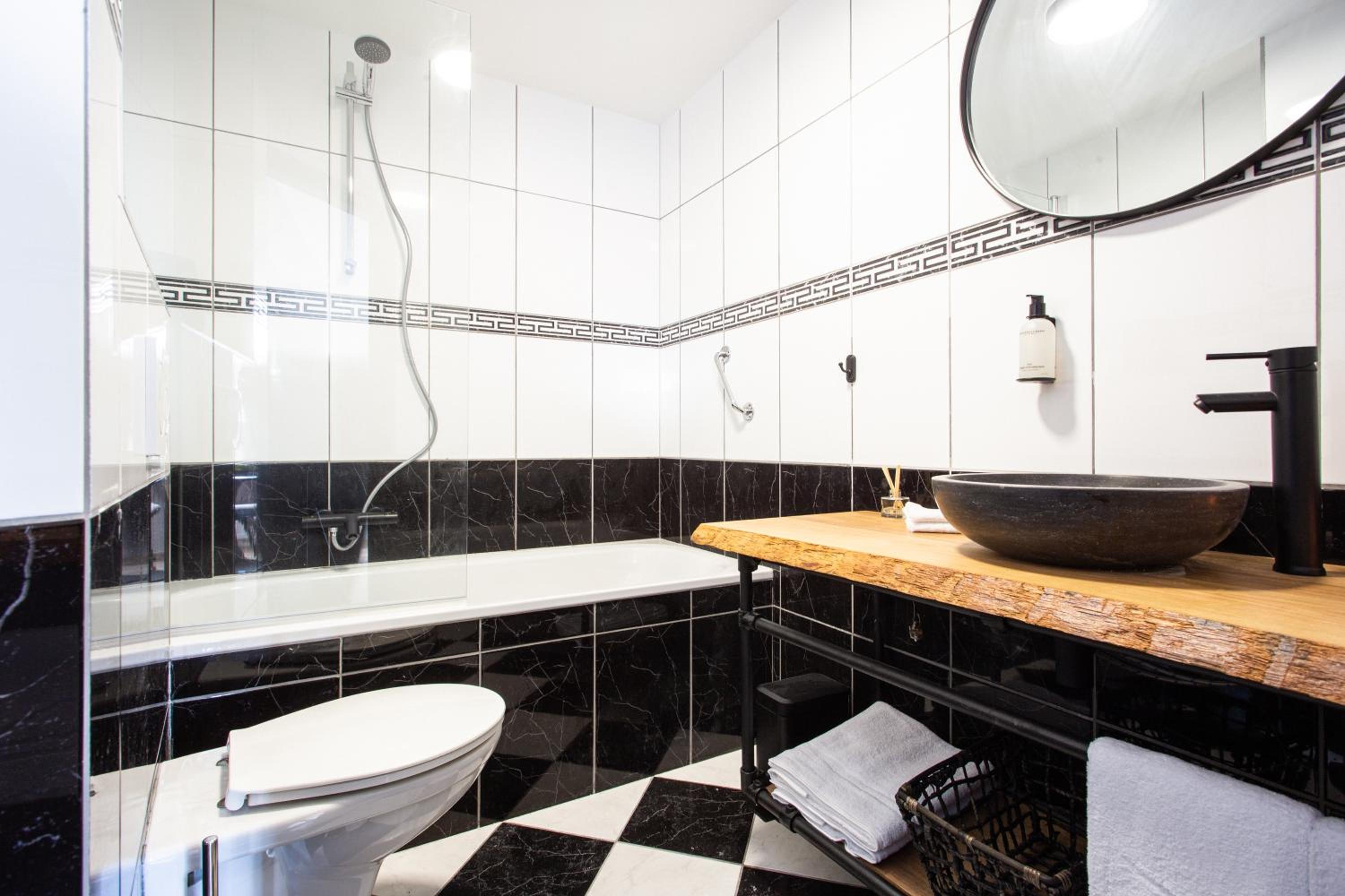 Deluxe King Suite - Photo 3