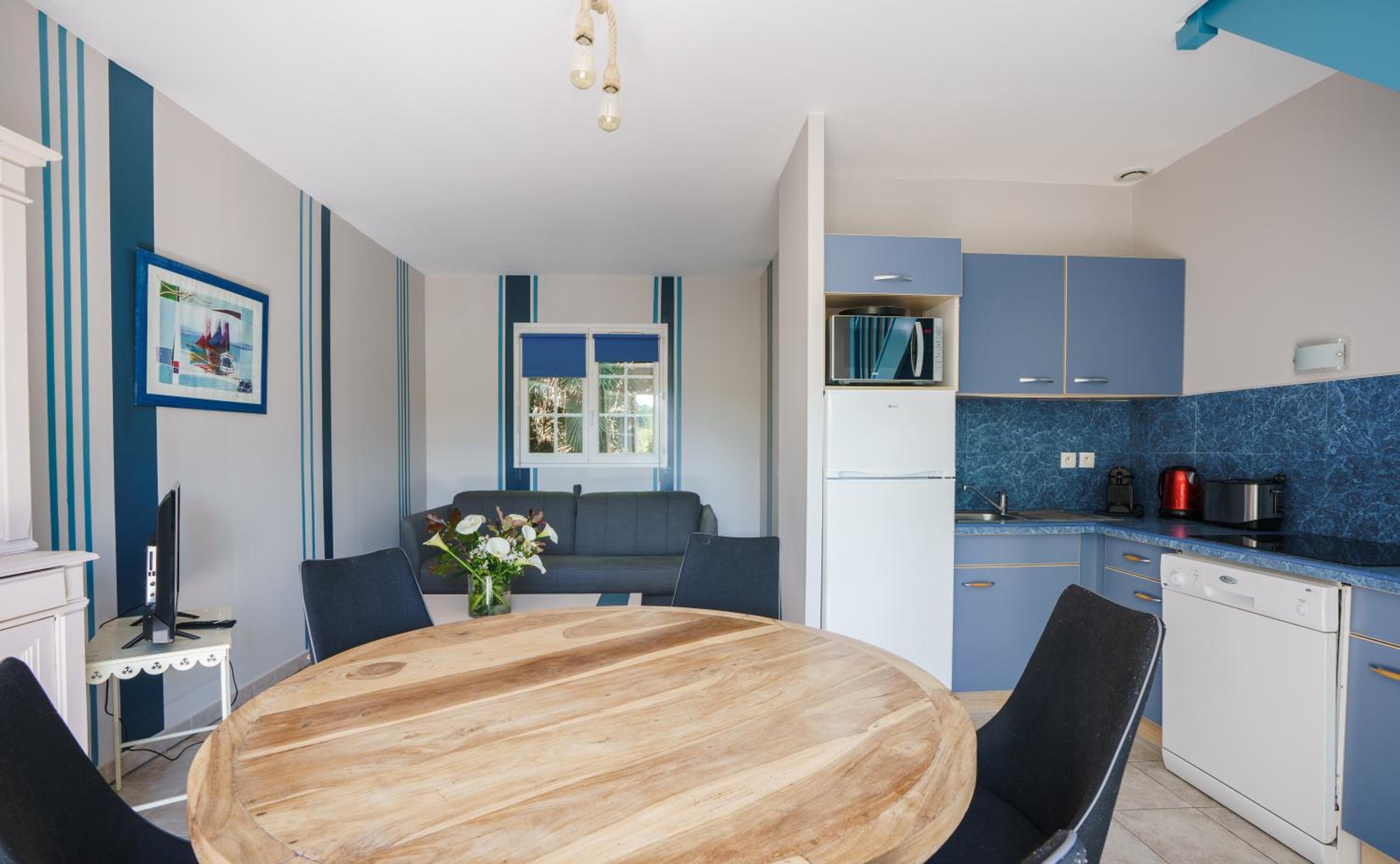 Two-Bedroom House (4-6 People) - Photo 9