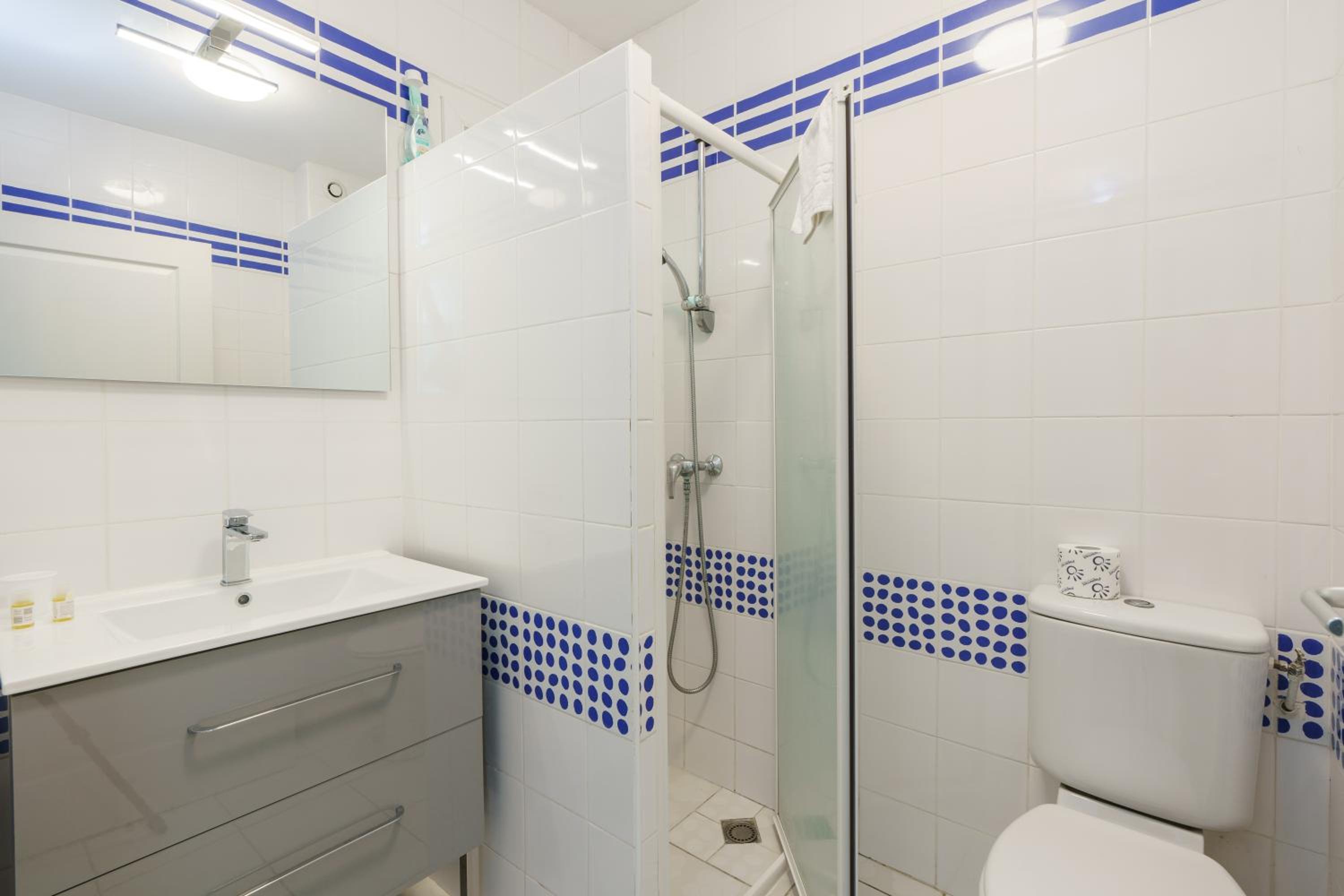 Two-Bedroom House (4-6 People) - Photo 32