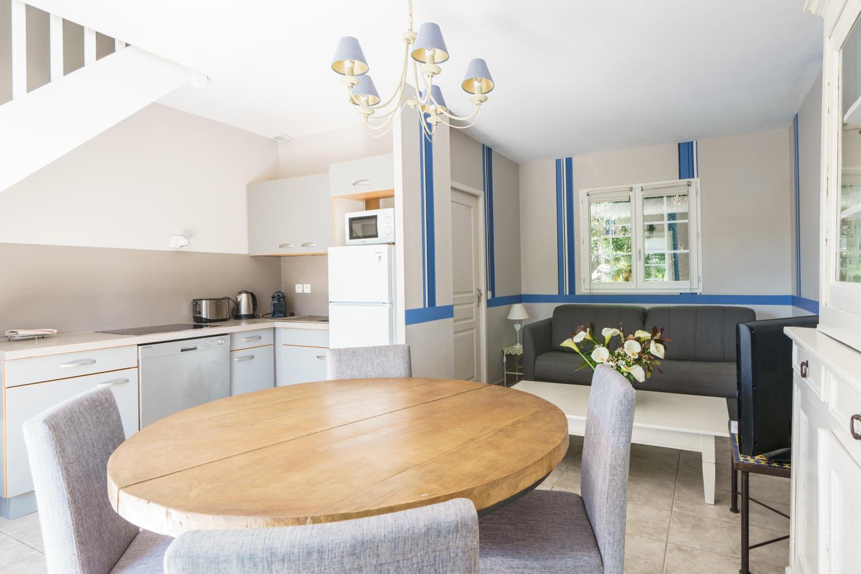 Two-Bedroom House (4-6 People) - Photo 8