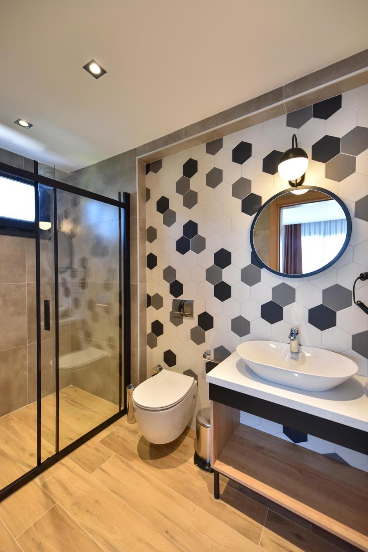 Deluxe Double Room with Balcony - Photo 4