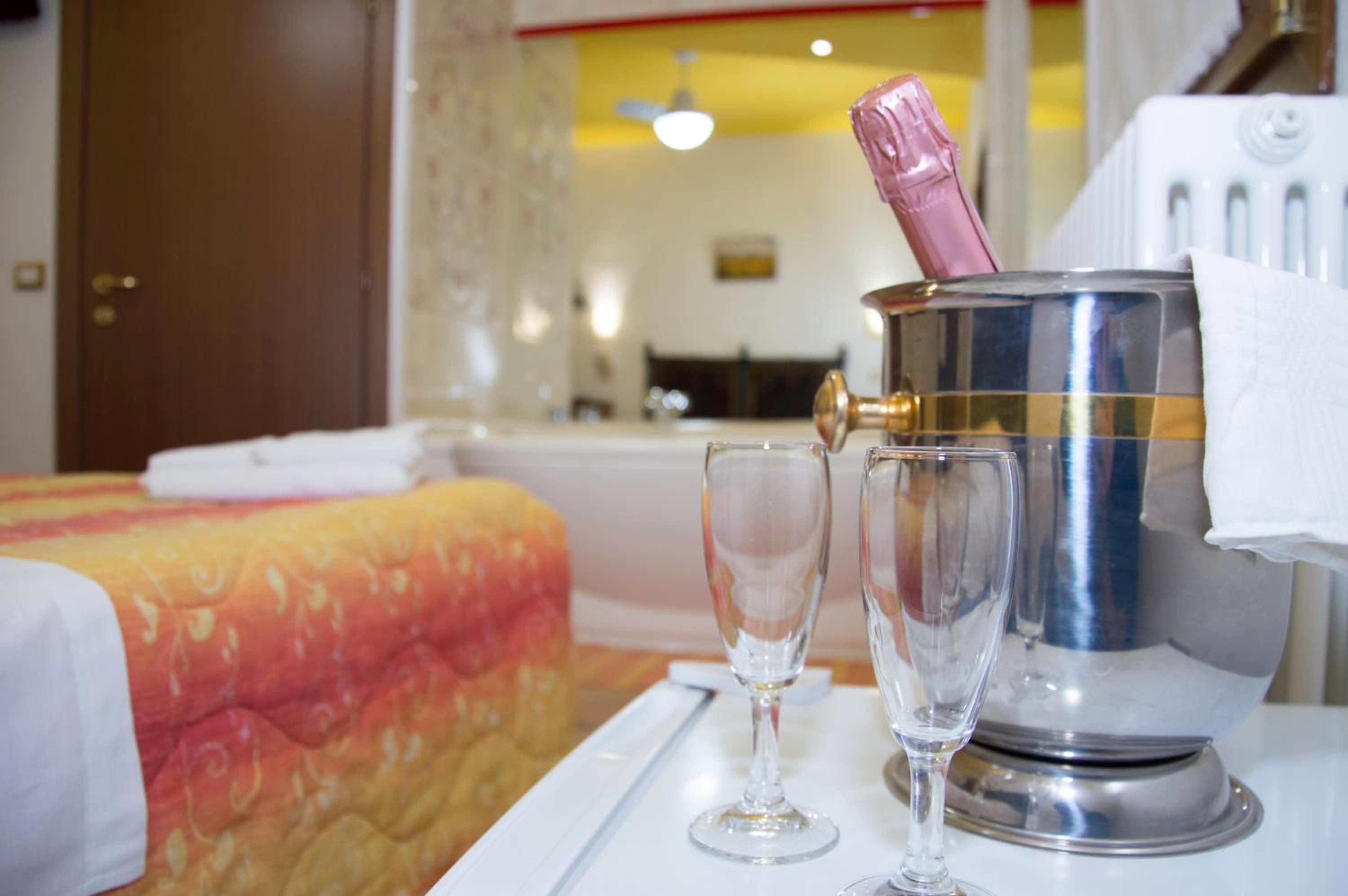 Double Room with Spa Bath photo 3