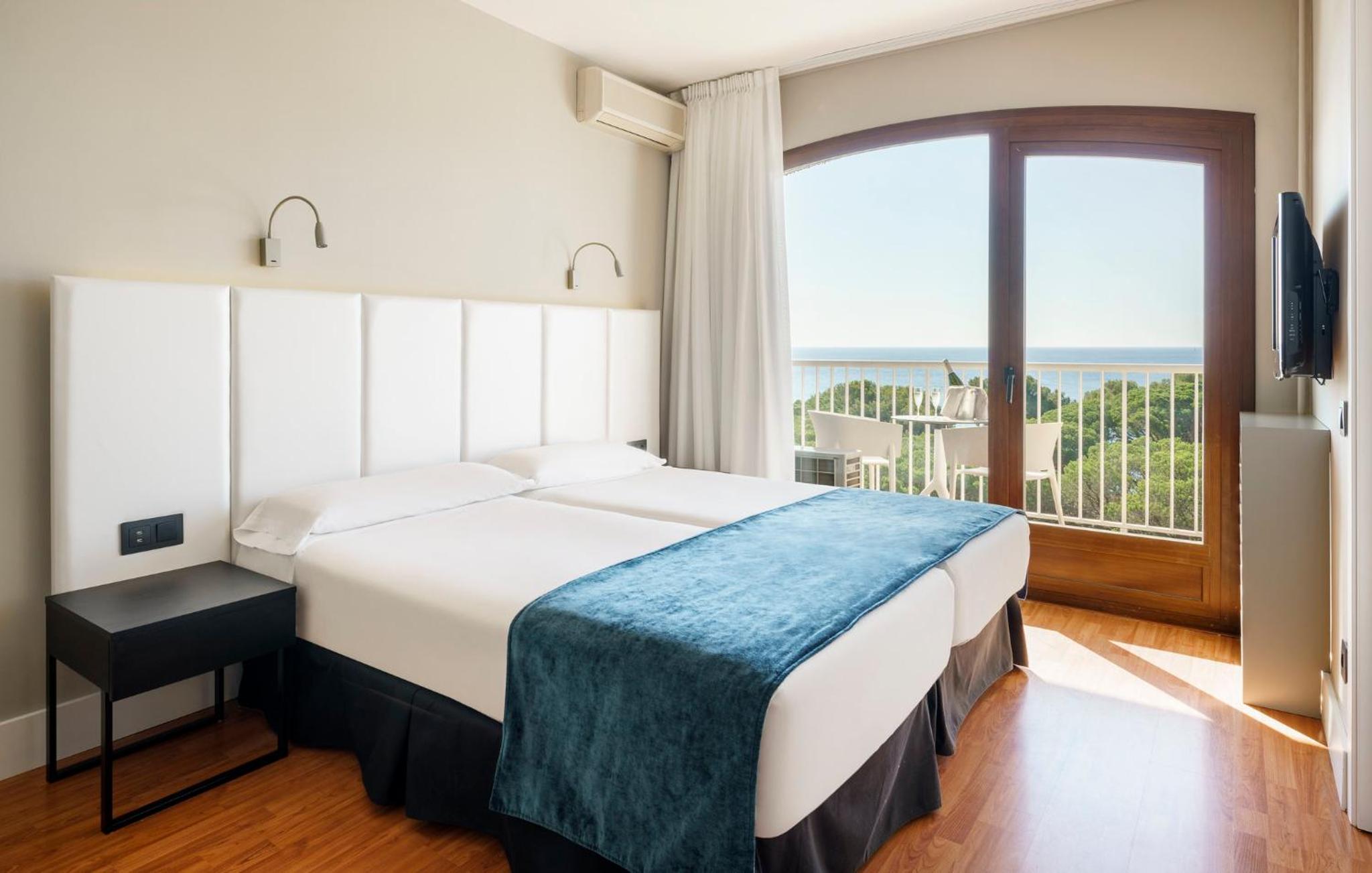Double or Twin Room with Sea View - High Floor - Photo 4