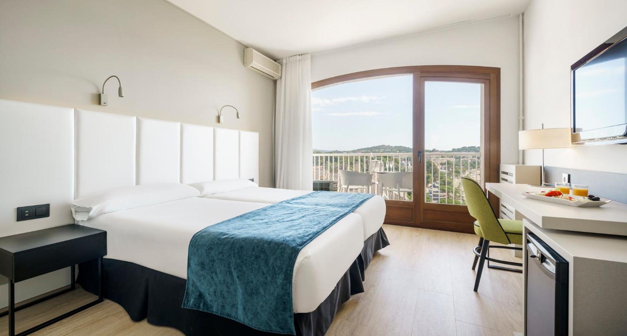 Double or Twin Room with Sea View - High Floor - Photo 2