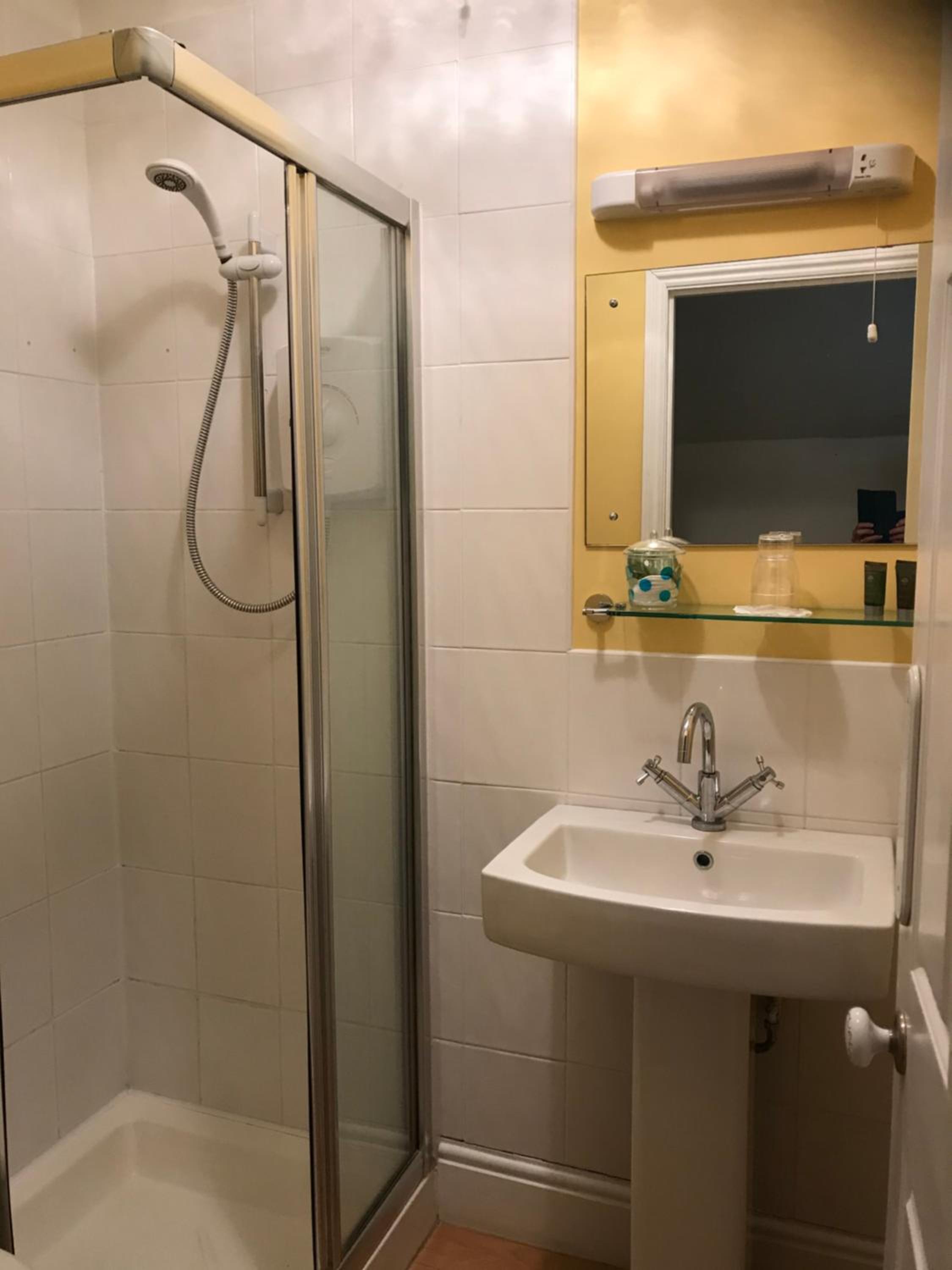 Twin Room - Photo 3