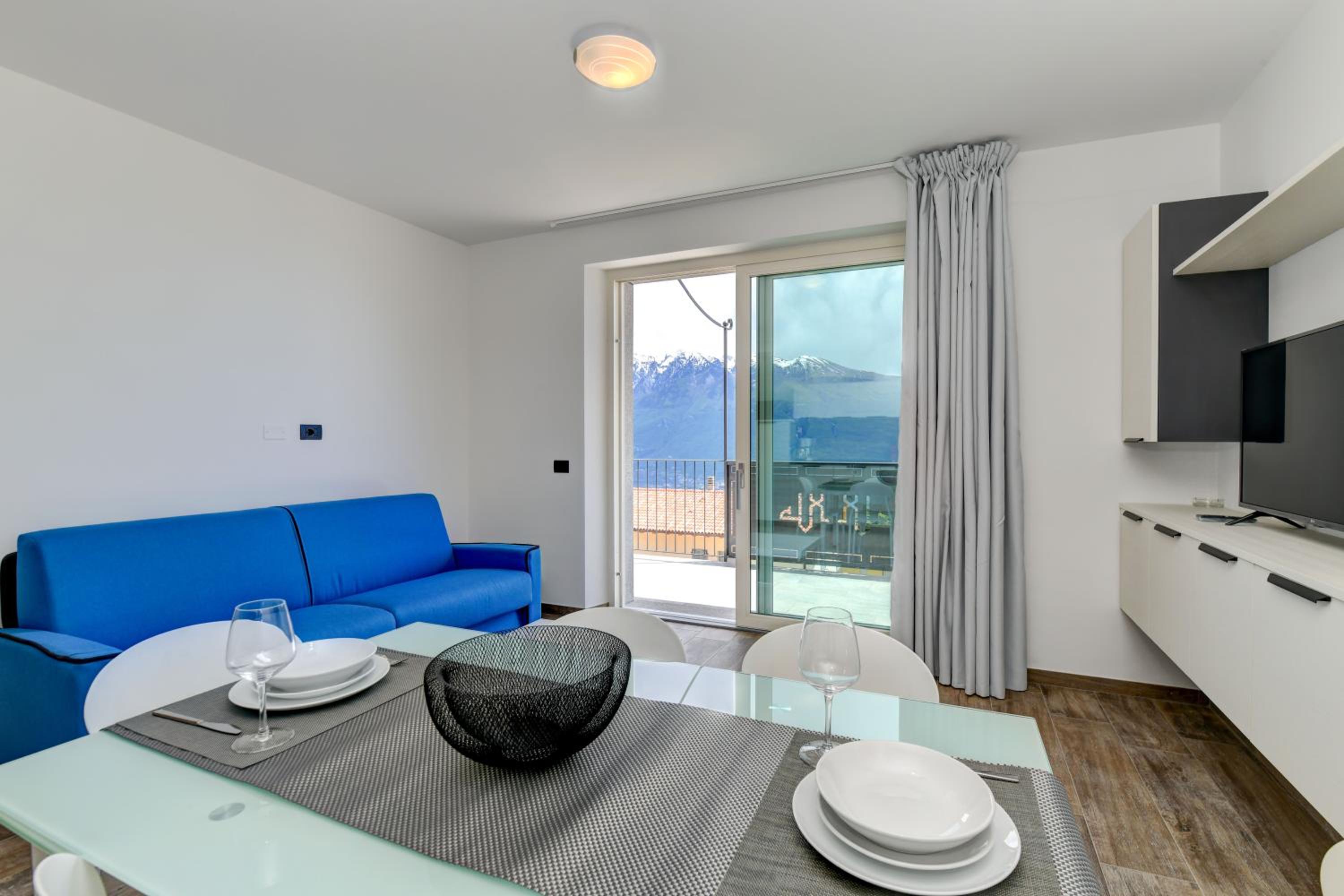 Two-Bedroom Apartment with Panoramic Lake View photo 3