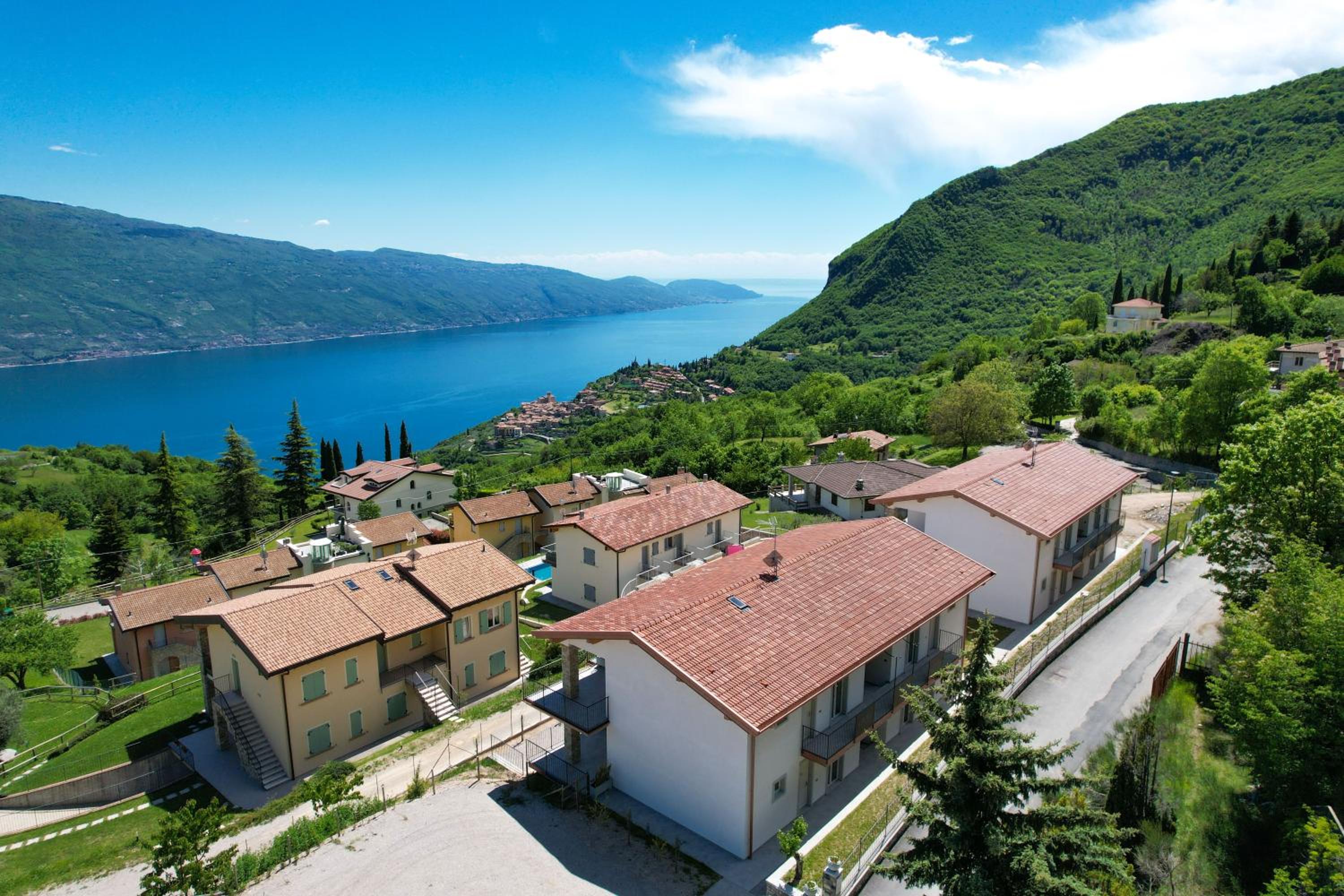 One-Bedroom Apartment Ground Floor with Lake View photo 3