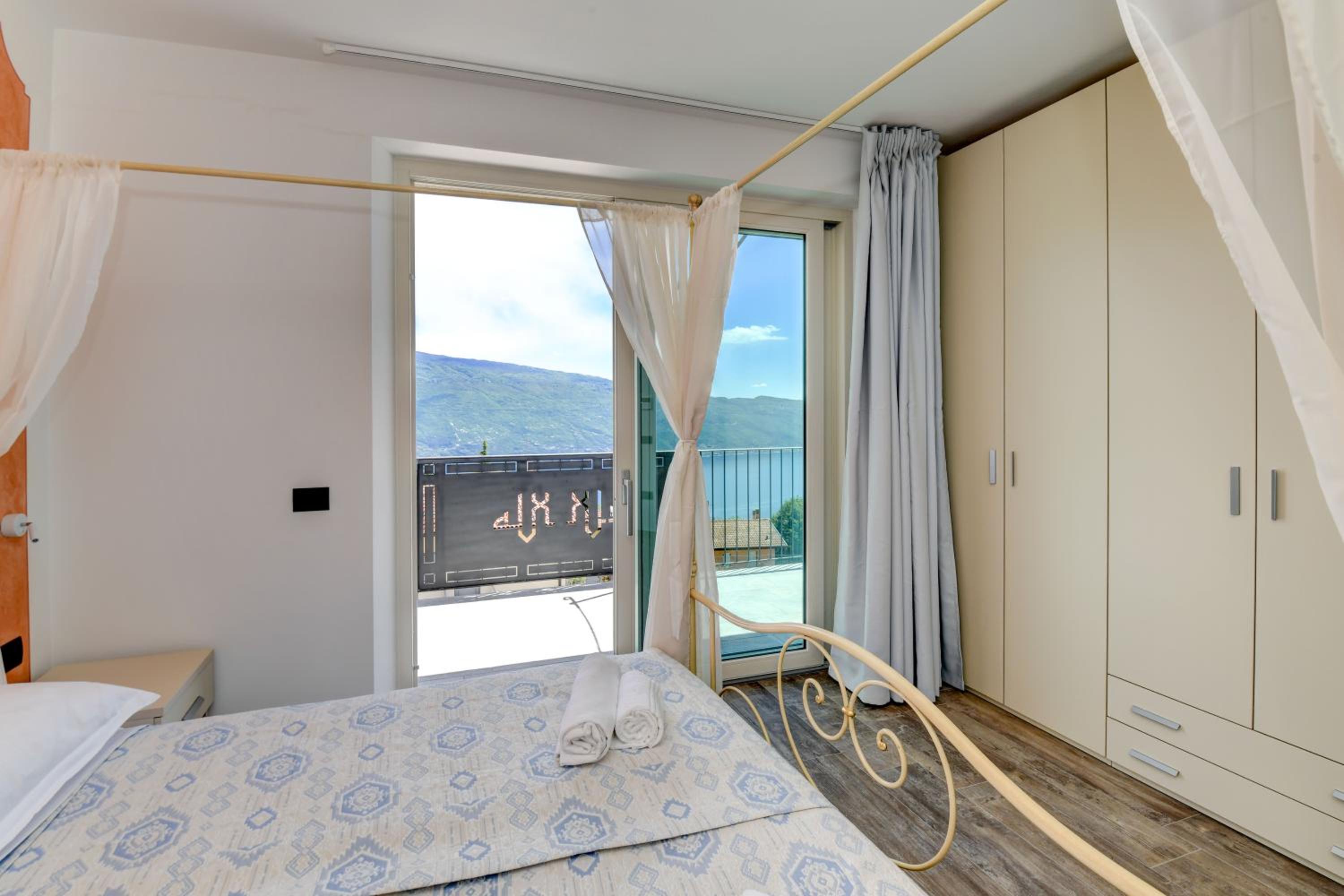Two-Bedroom Apartment with Panoramic Lake View photo 3