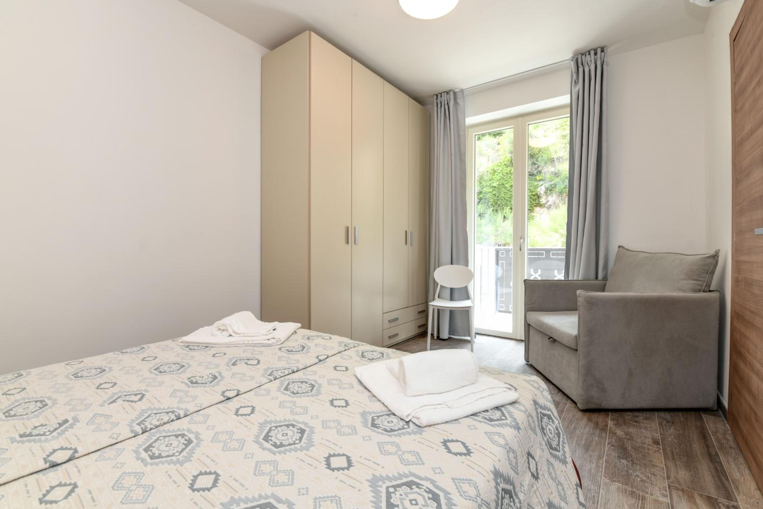 Two-Bedroom Apartment Ground Floor with Lake View