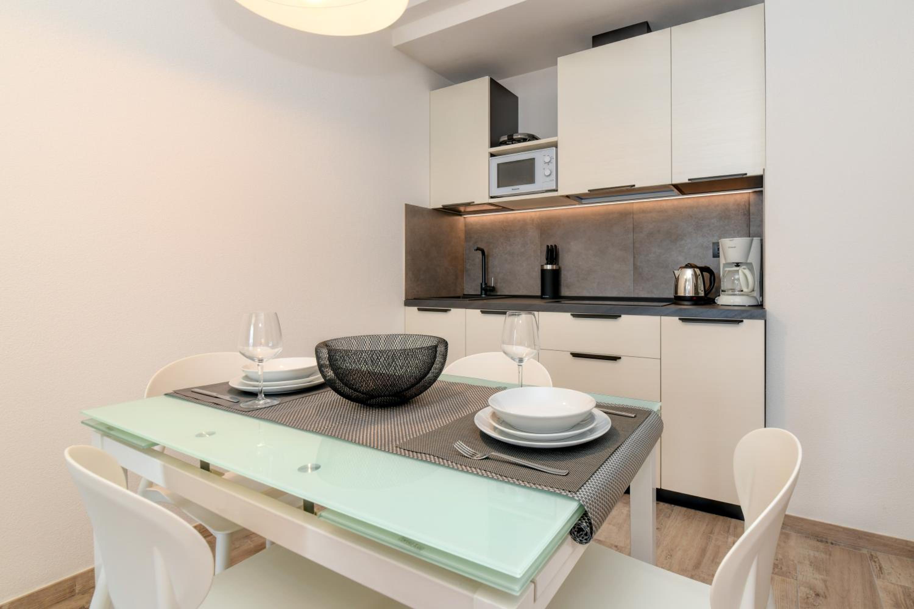 One-Bedroom Apartment Ground Floor with Lake View photo 2