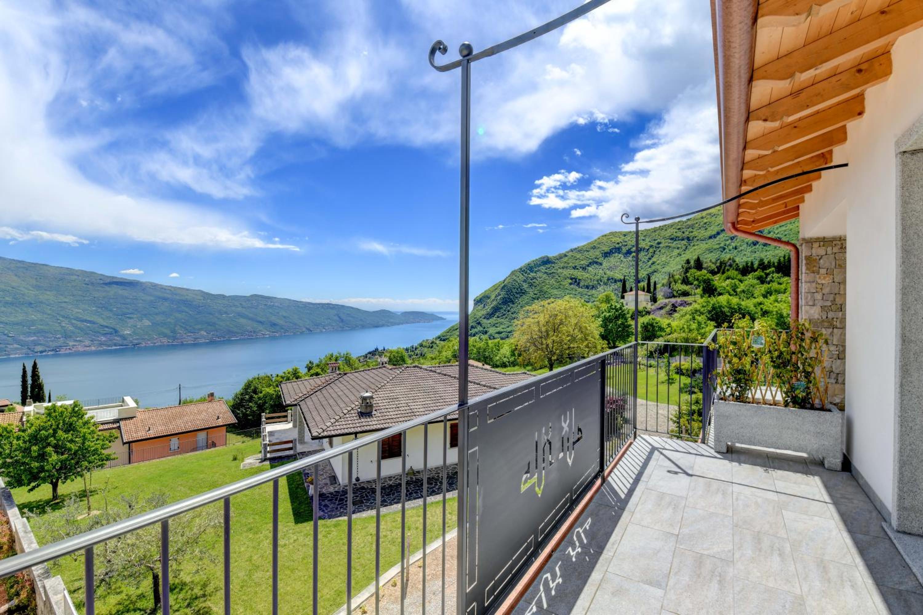 Two-Bedroom Apartment with Panoramic Lake View photo 2