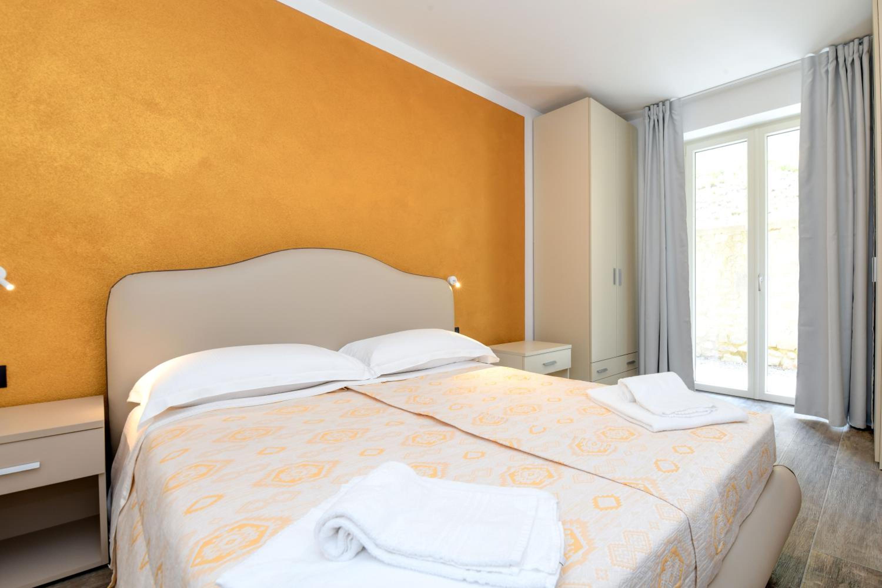 One-Bedroom Apartment with Panoramic Lake View photo 3