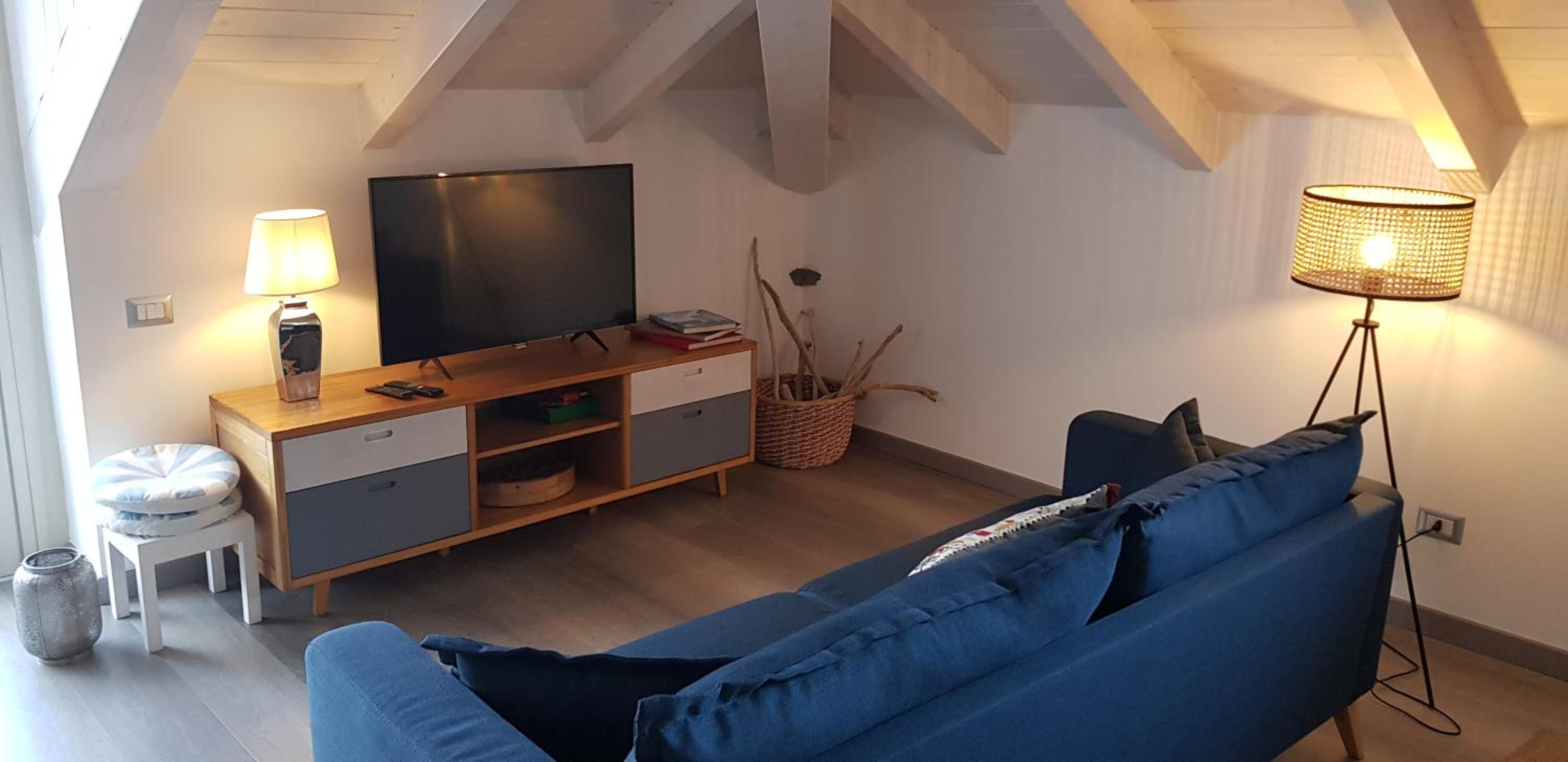 Apartment with Lake View - Photo 12