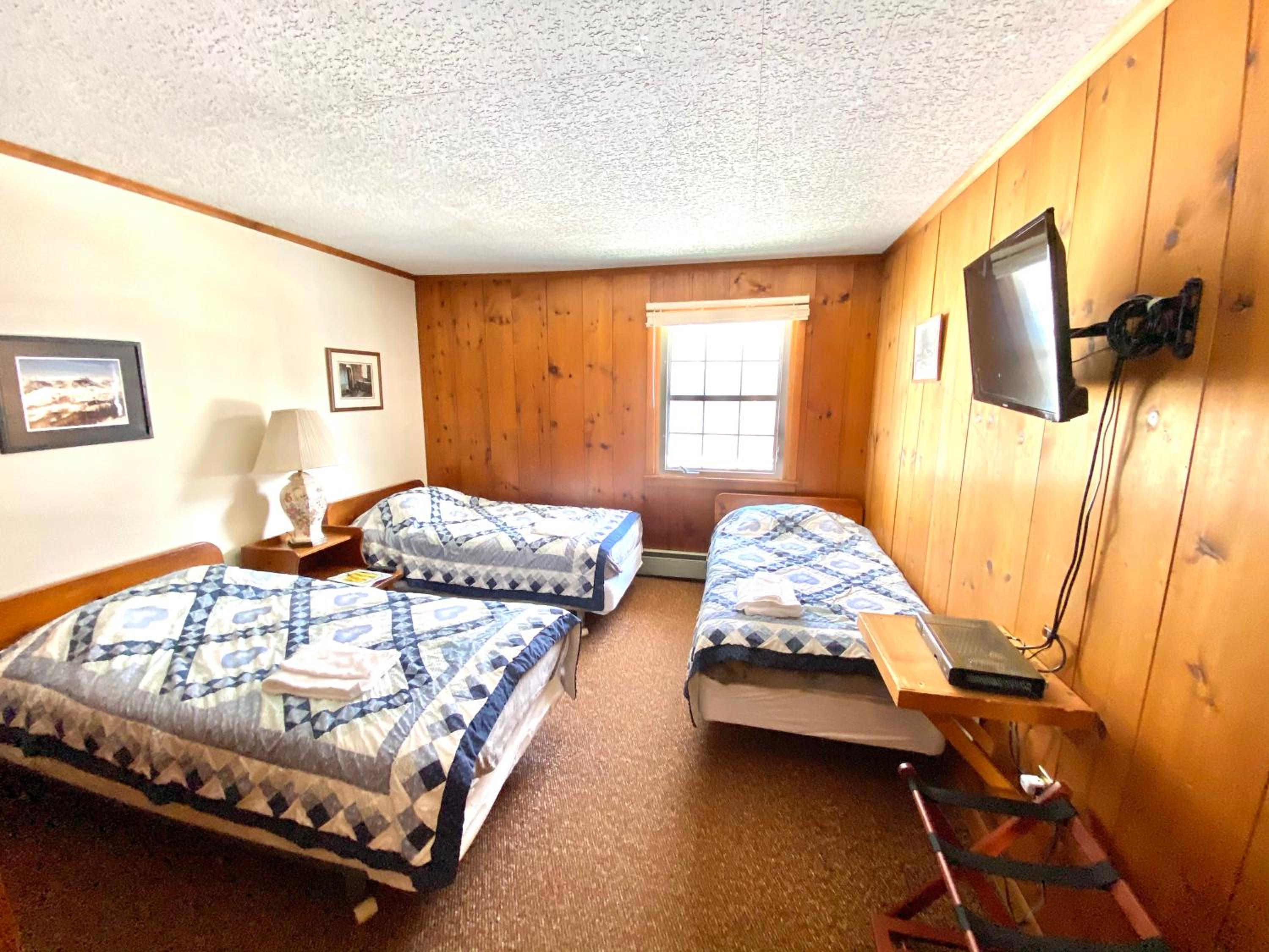 Economy Triple Room with Shared Bathroom photo 2