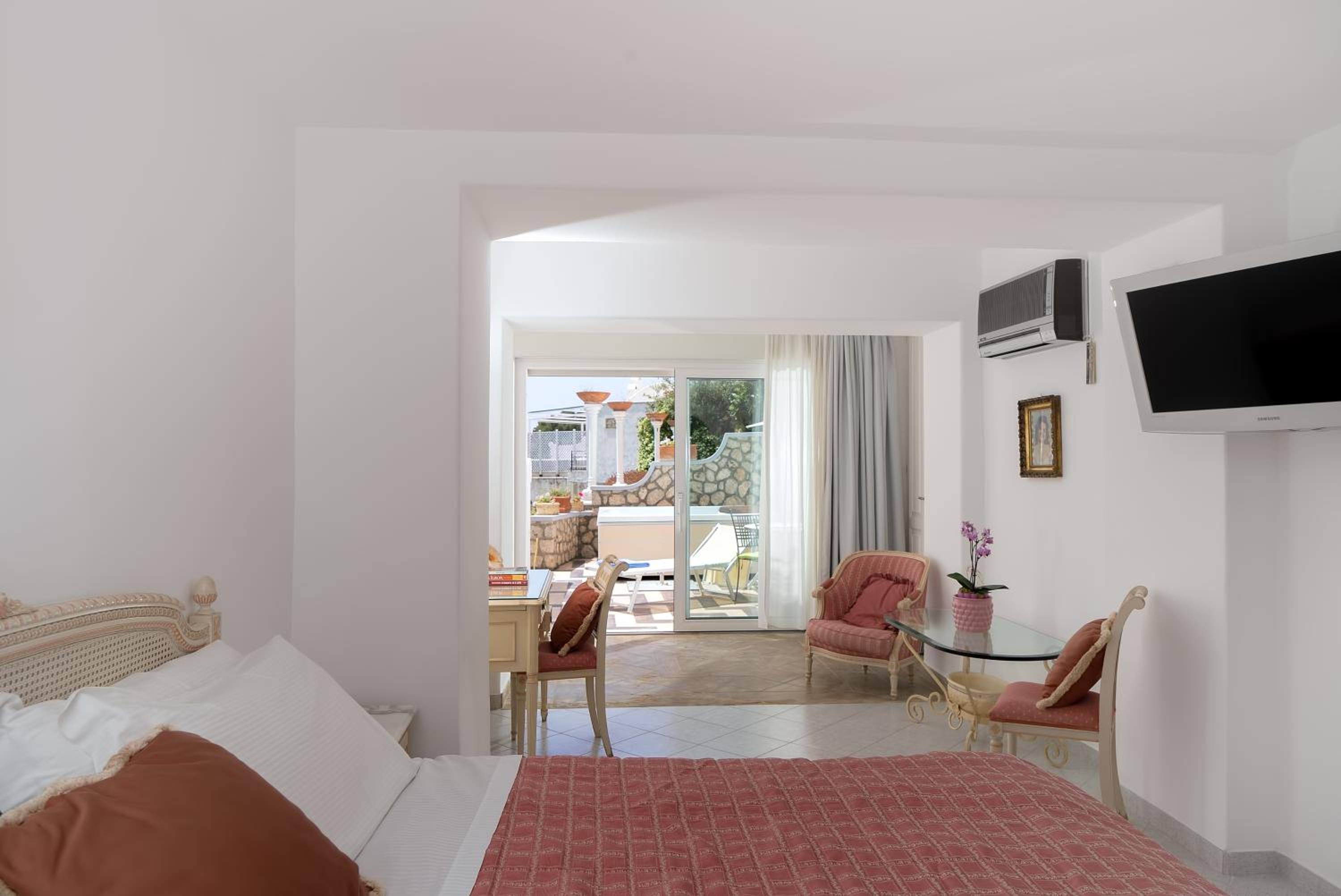 Deluxe Double Room with partial sea view and Terrace outdoor Jacuzzi thumbnail 6