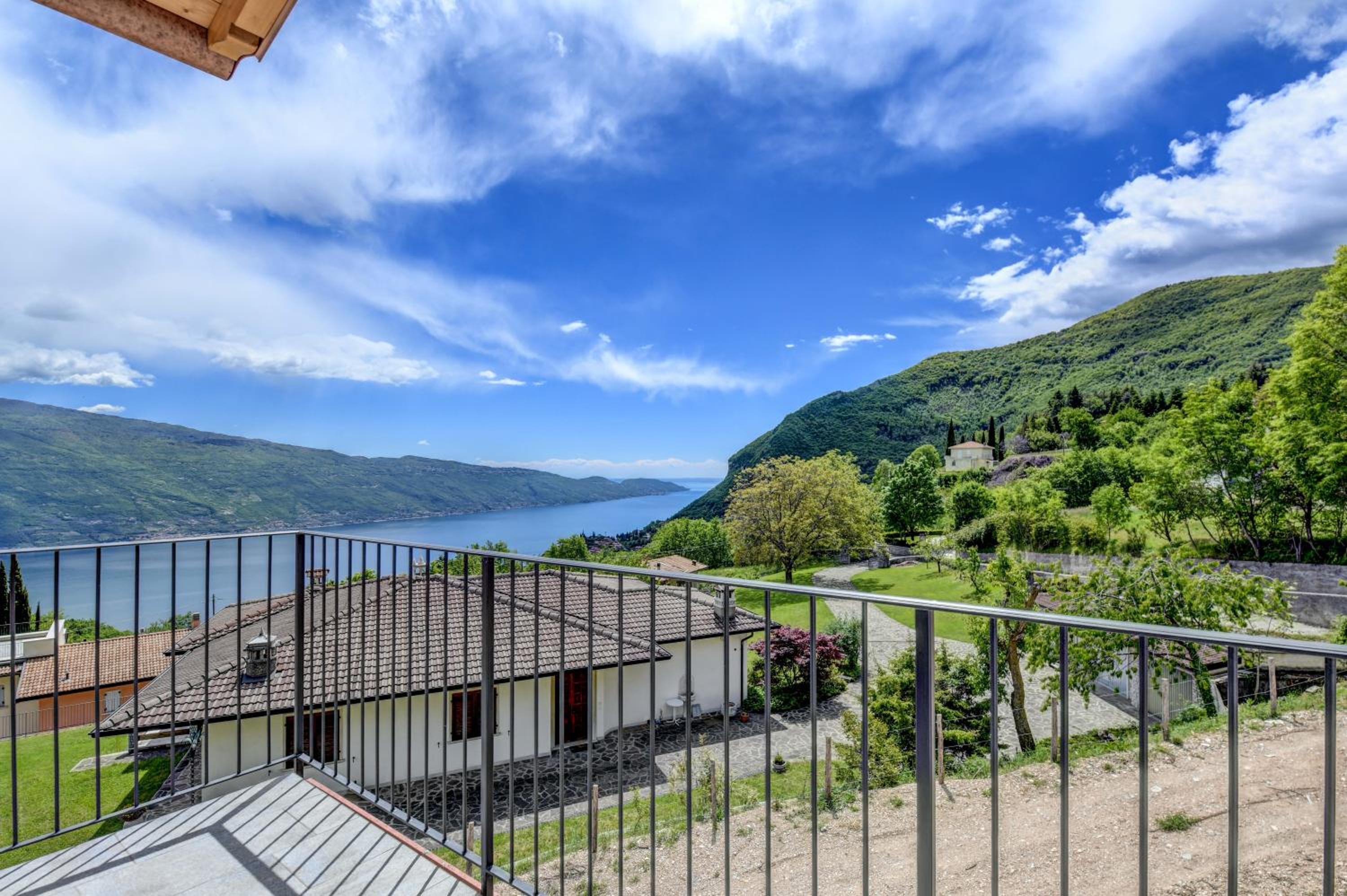 One-Bedroom Apartment with Panoramic Lake View