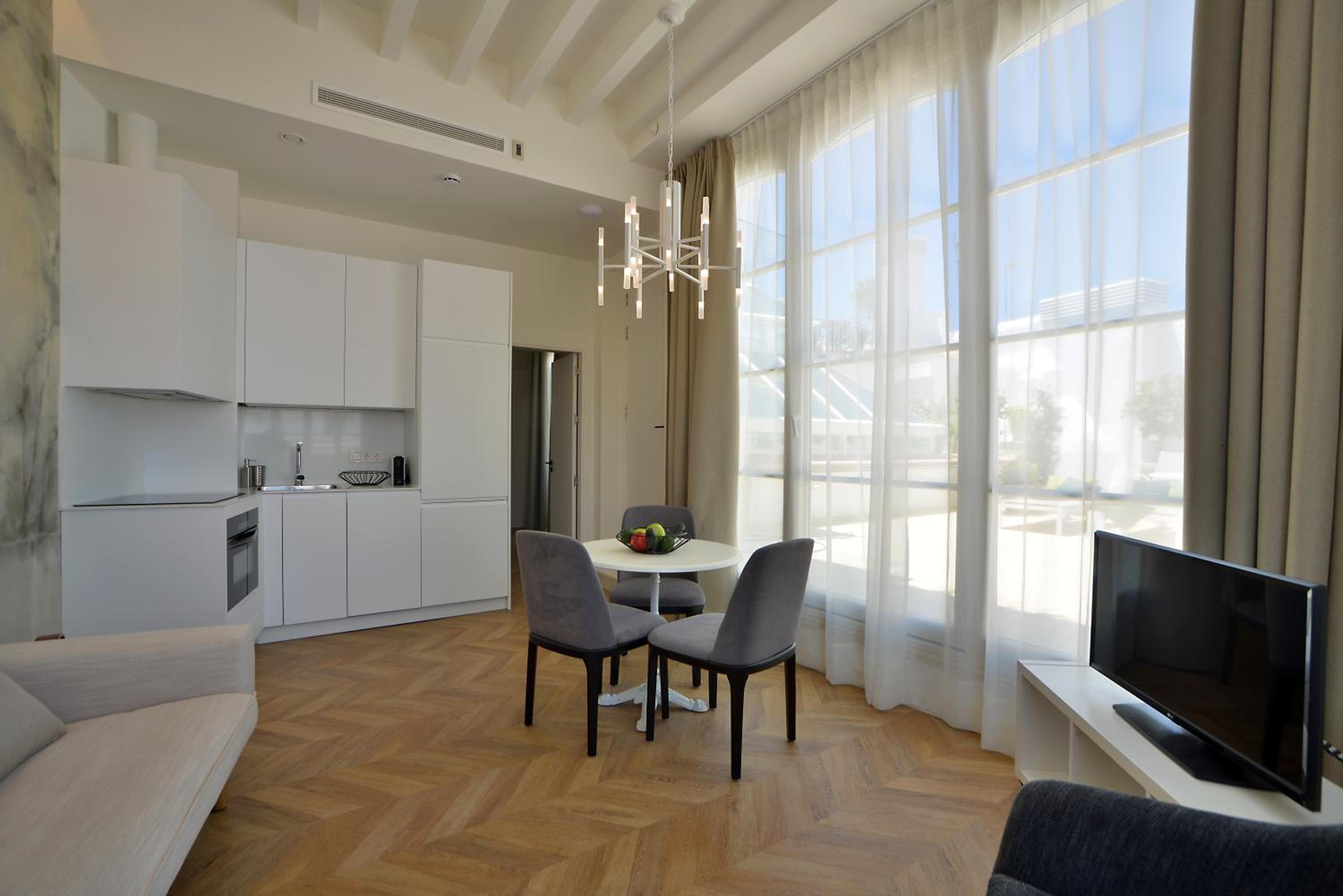 Penthouse Apartment - Photo 11