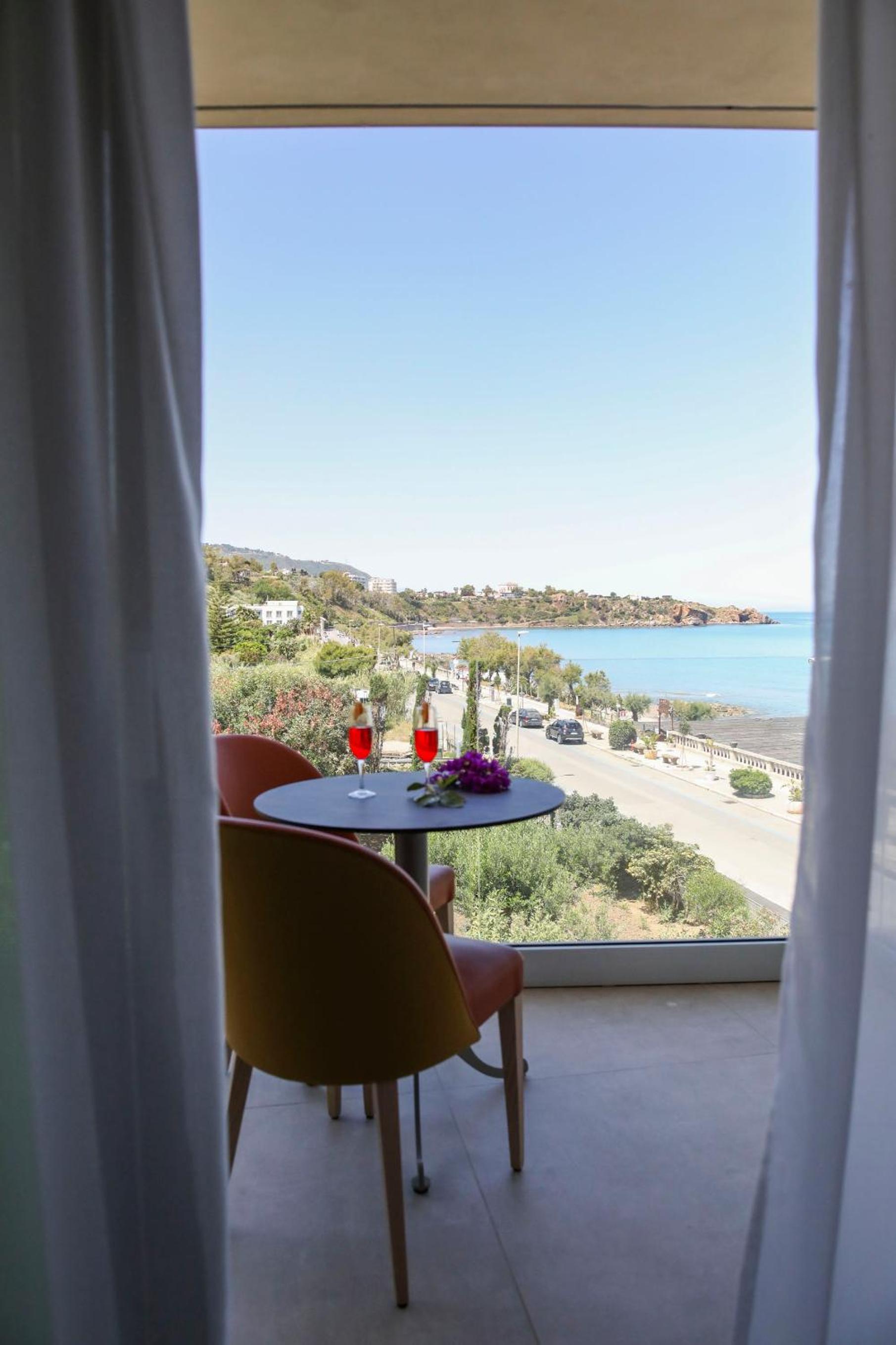 Double Room with Sea View - Photo 2