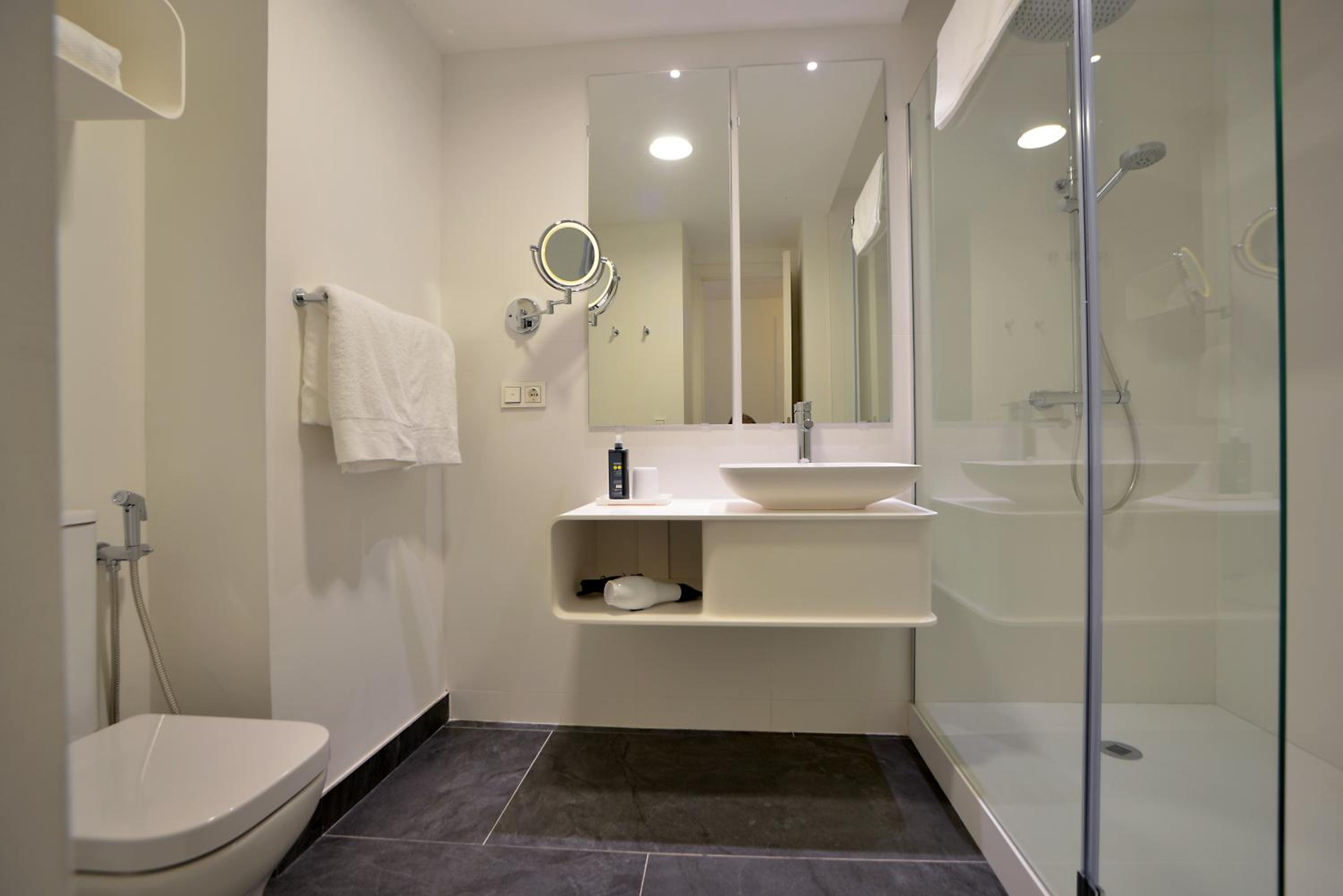 One-Bedroom Apartment - Photo 6