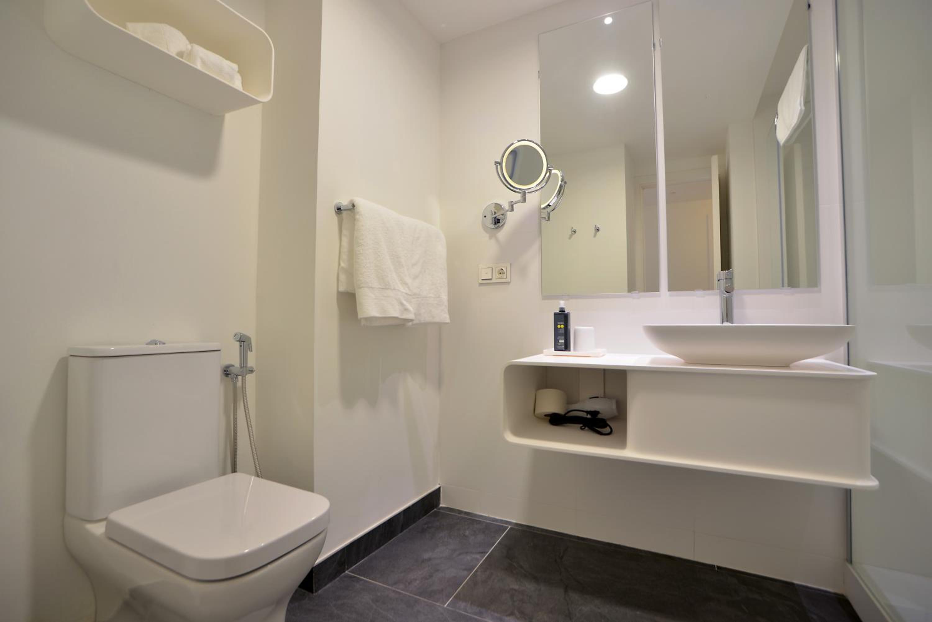 One-Bedroom Apartment - Photo 3