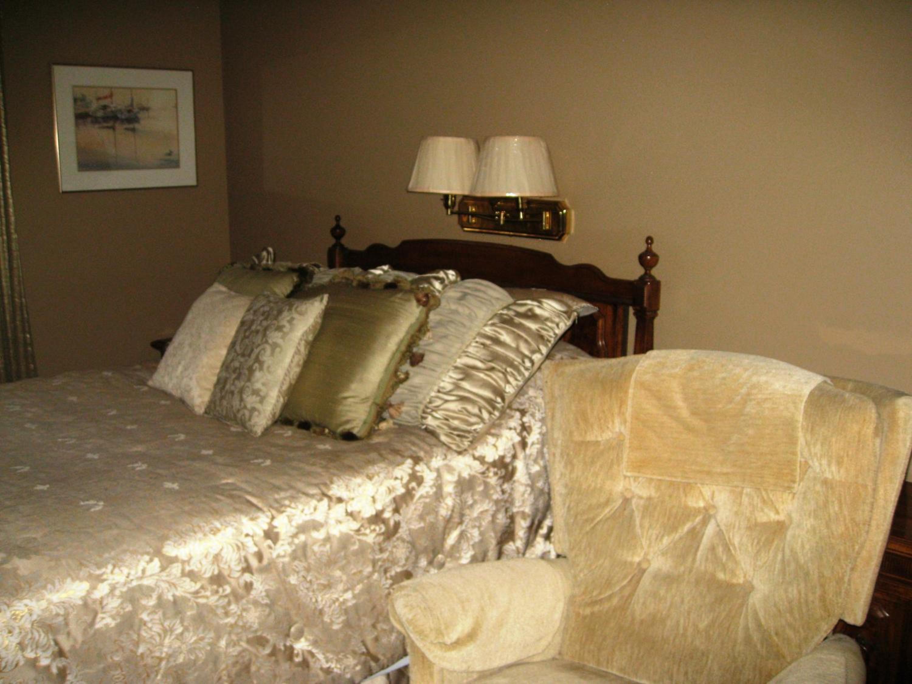 Queen Room with Shared Bathroom photo 2