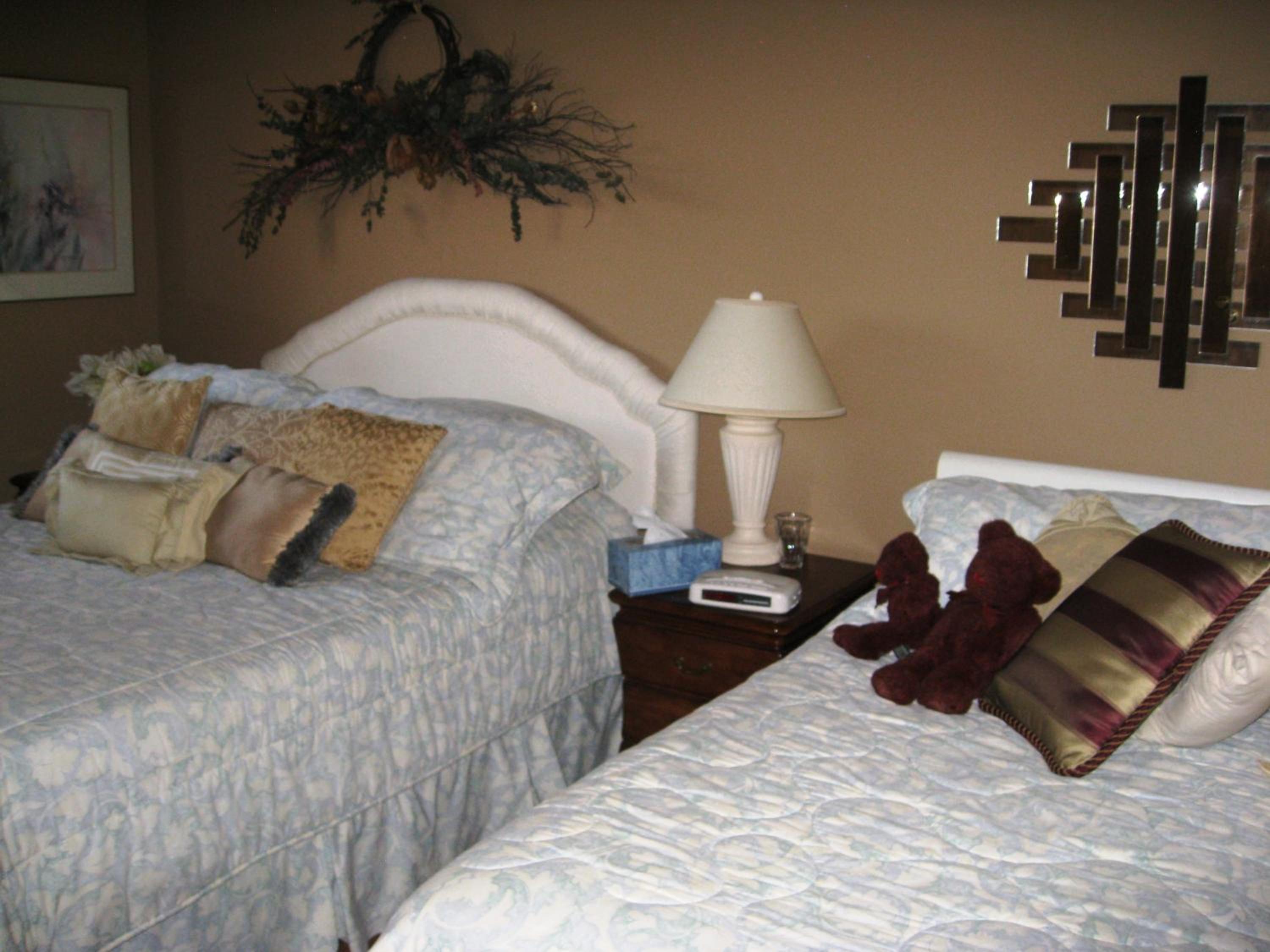 Queen Room with Shared Bathroom photo 3