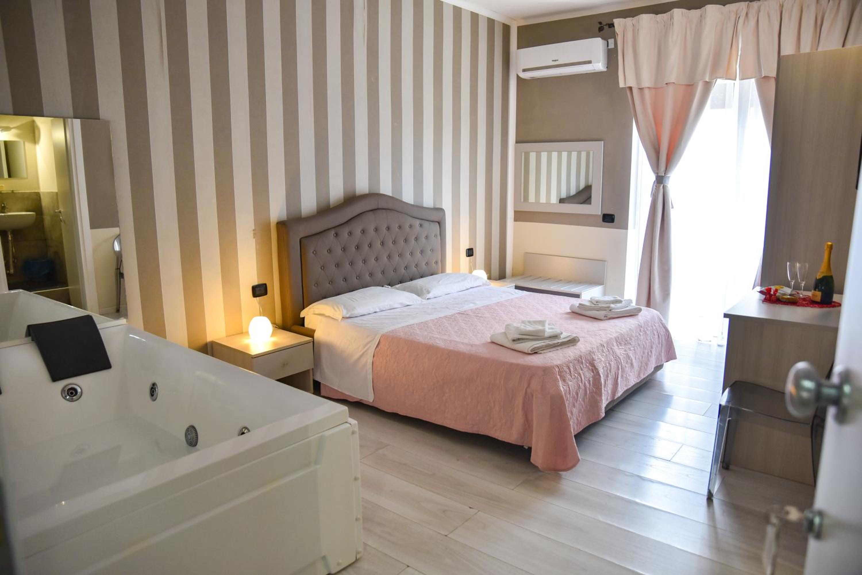 King Room with Spa Bath photo 3