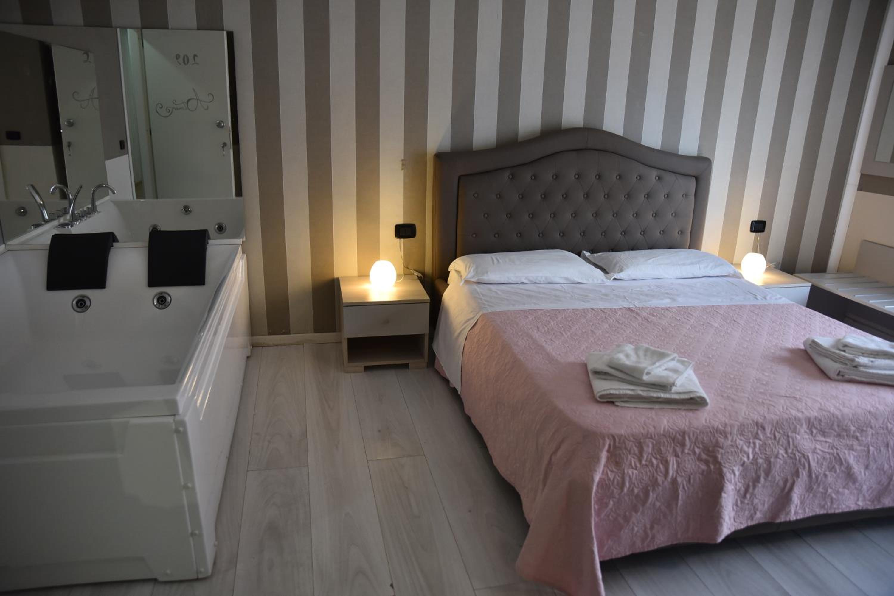 King Room with Spa Bath photo 2