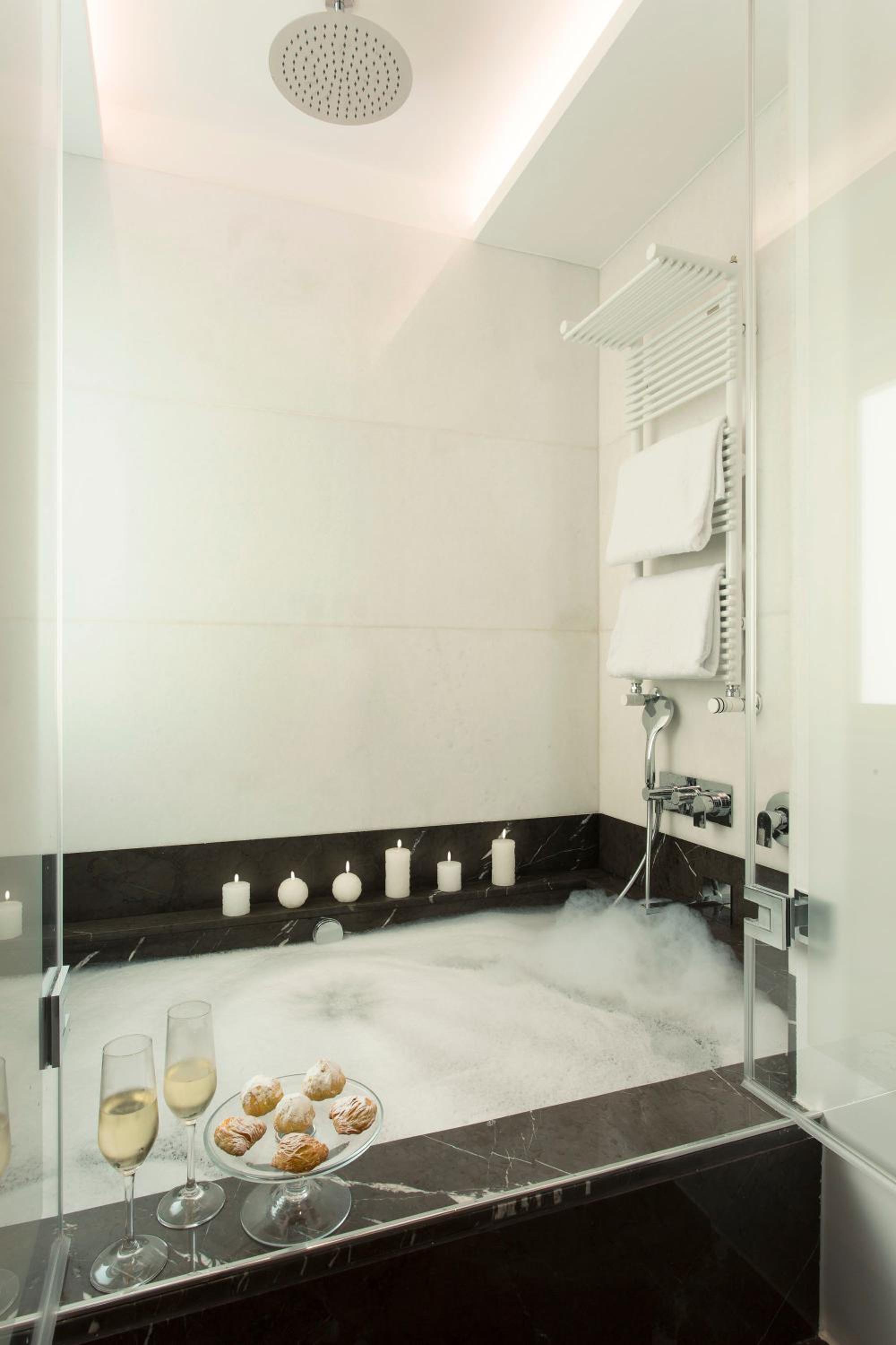 King Suite with Balcony photo 3