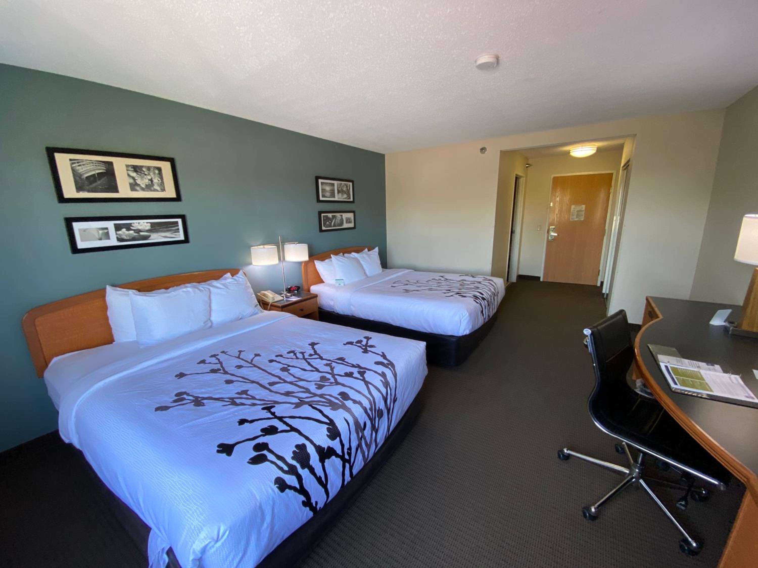 Queen Room with Two Queen Beds - Non-Smoking - Photo 1
