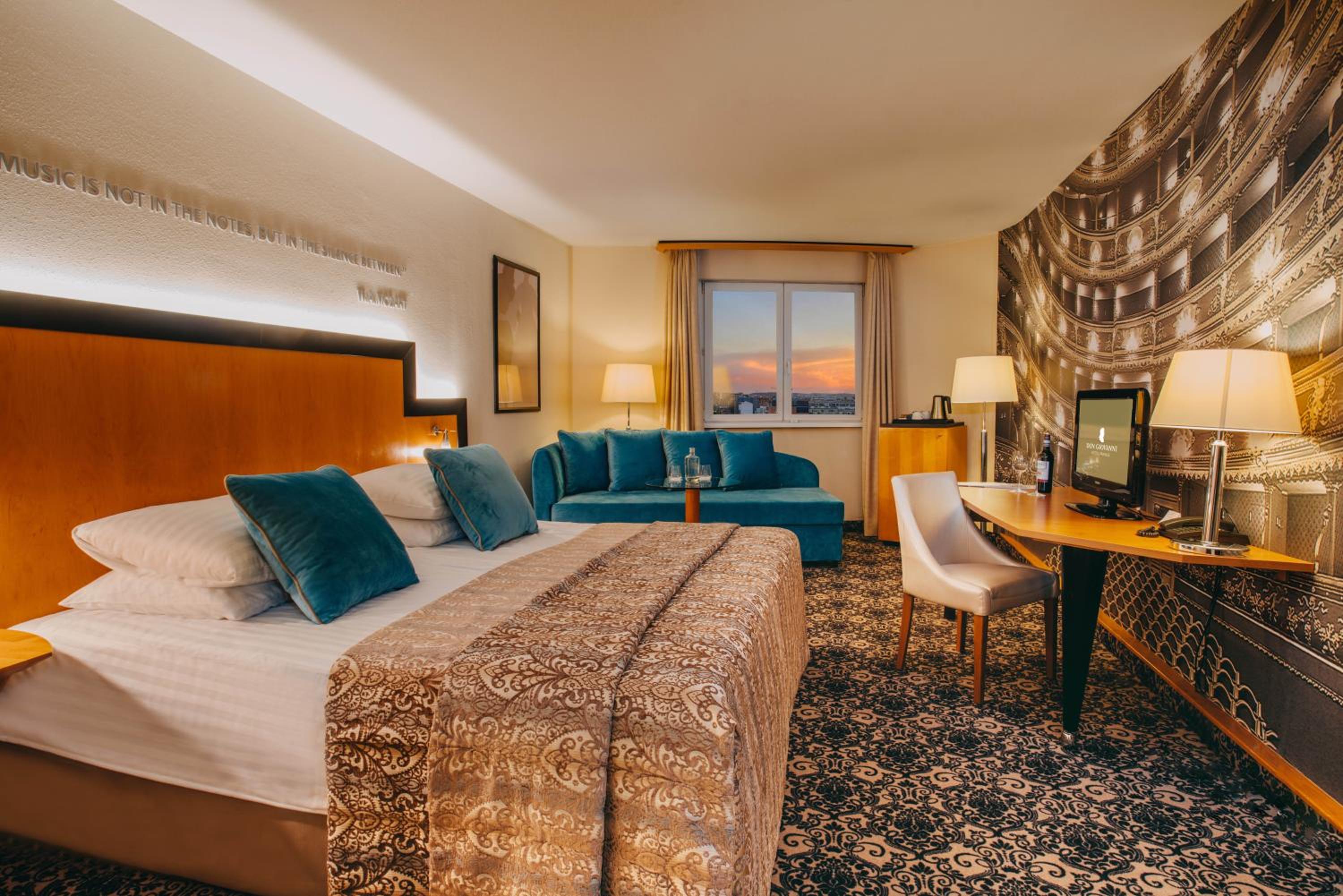Executive Double Room with Panoramic City View and Executive Lounge