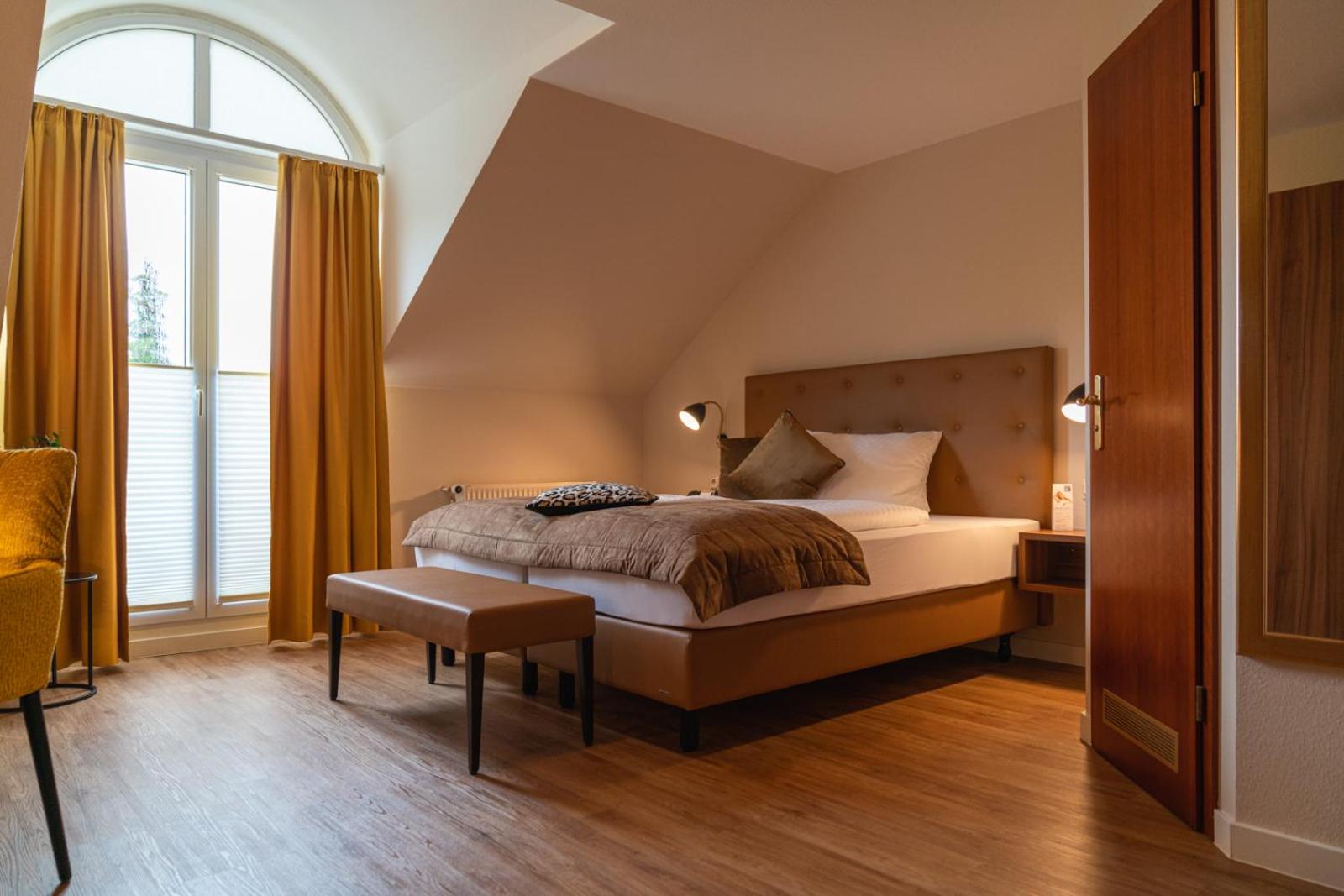 Large Double Room - Photo 3