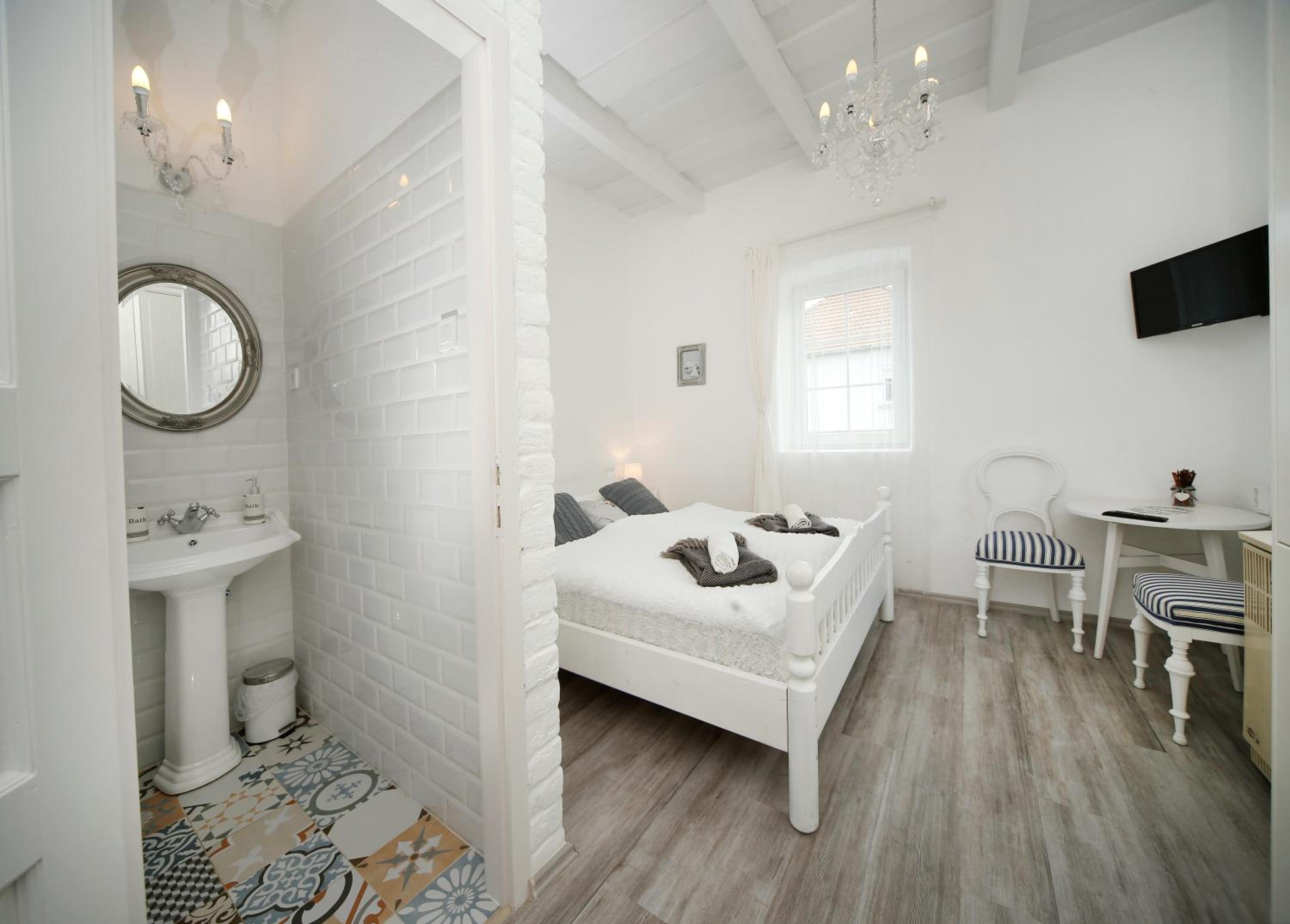 Studio Apartment - Photo 3