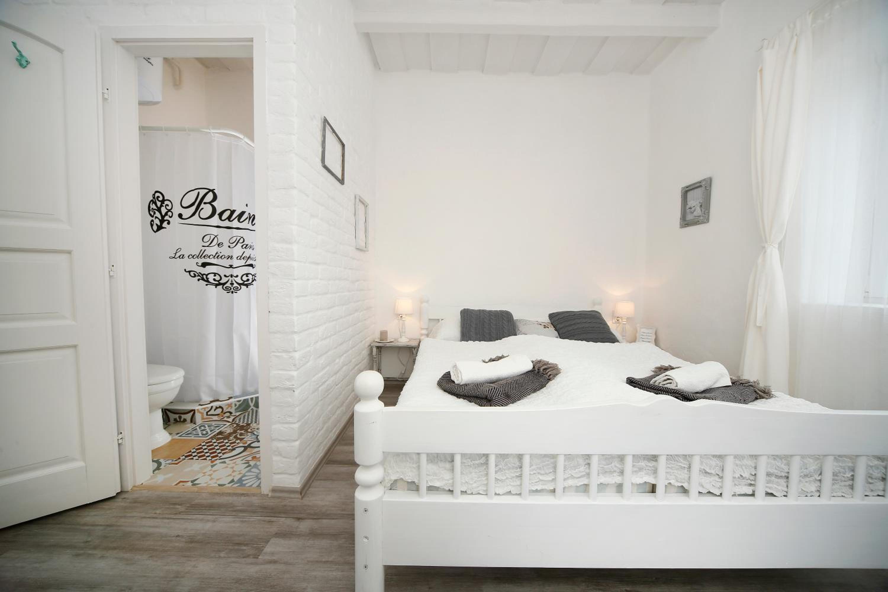 Studio Apartment - Photo 1