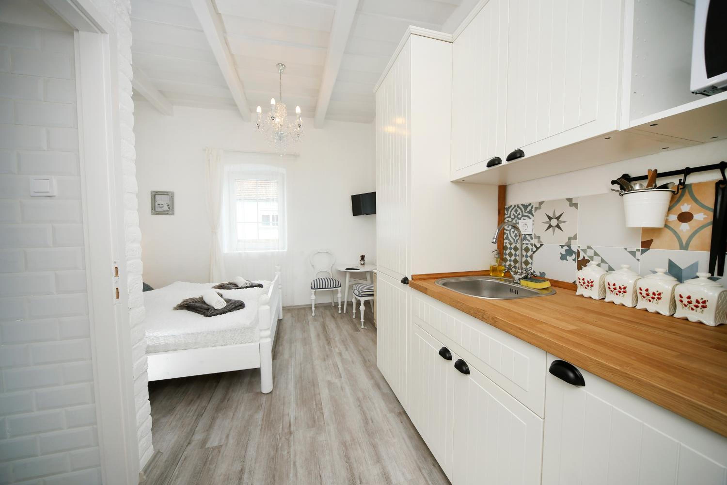 Studio Apartment - Photo 2