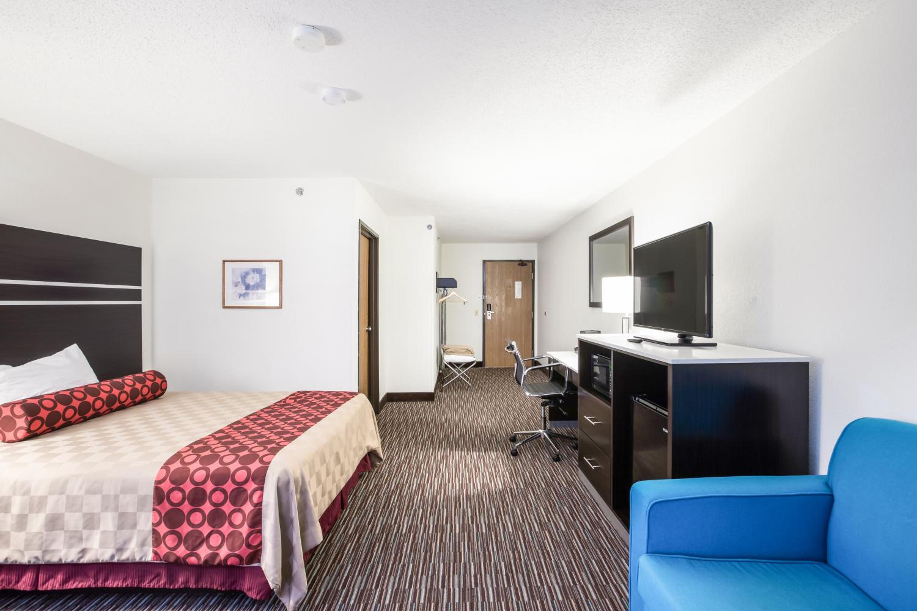 1 King Bed Executive Suite Non-Smoking - Photo 2