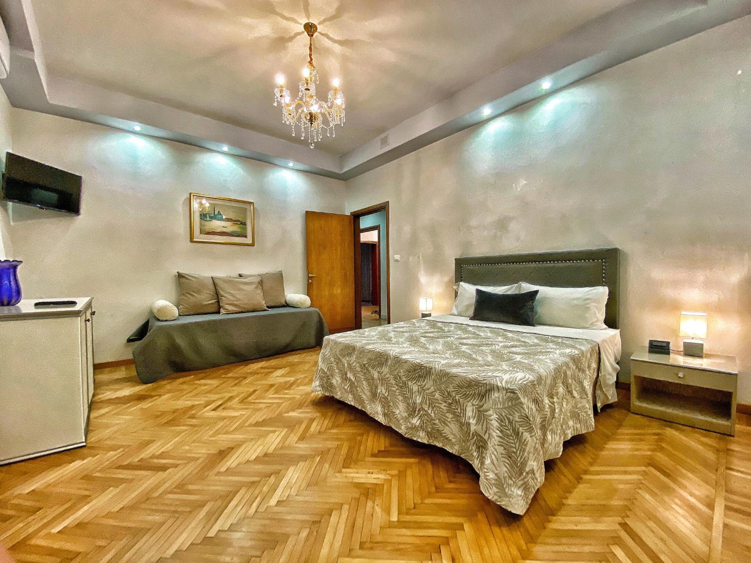 Deluxe King Suite photo 1