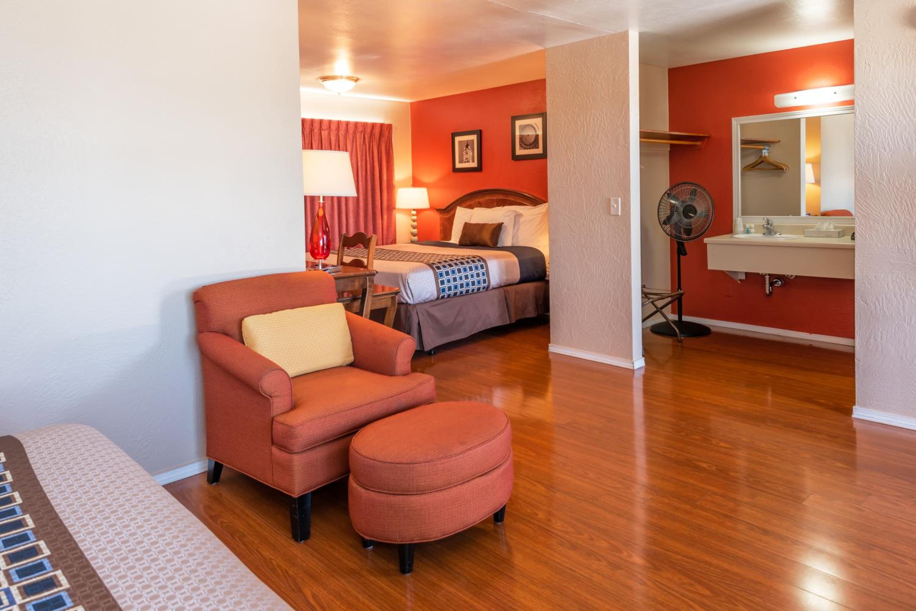 King Room with Two King Beds with Mountain View photo 2