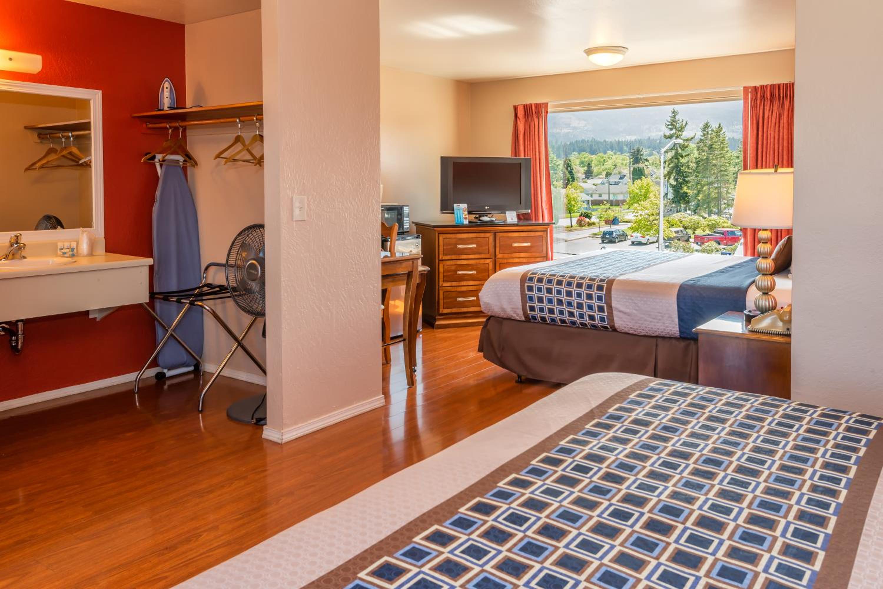 King Room with Two King Beds with Mountain View photo 1