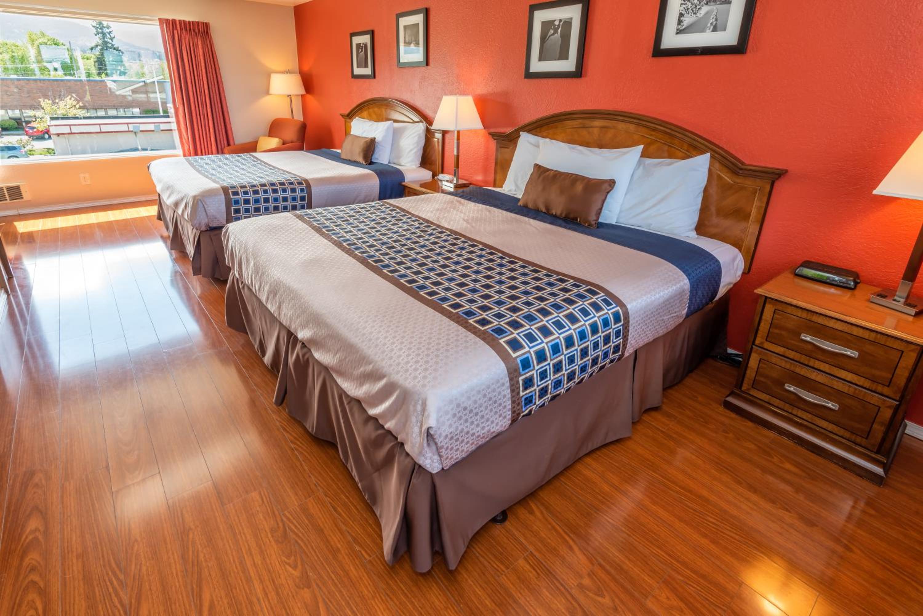 King Room with Two King Beds with Mountain View photo 3