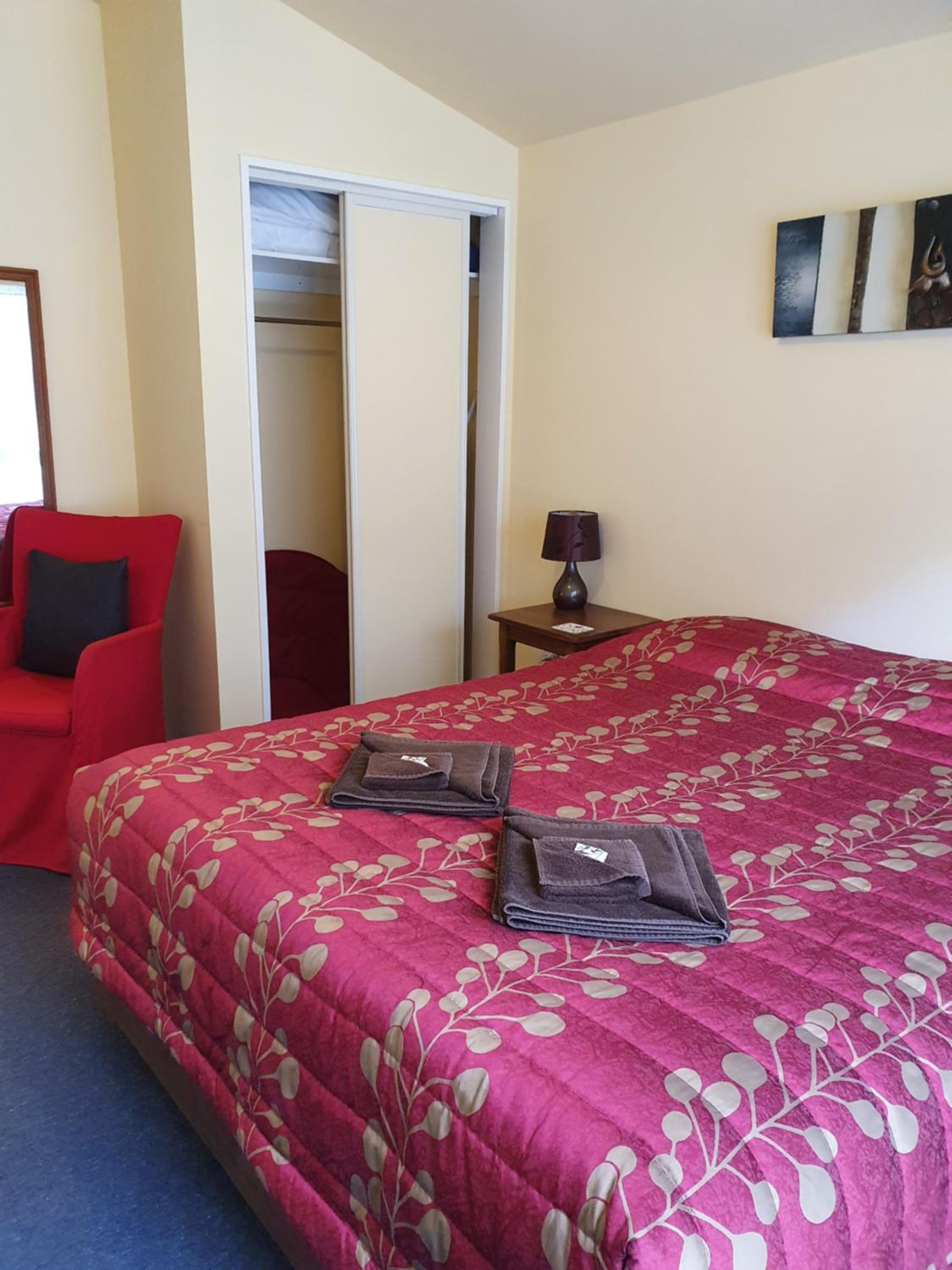 Queen Suite with Spa Bath - Photo 12